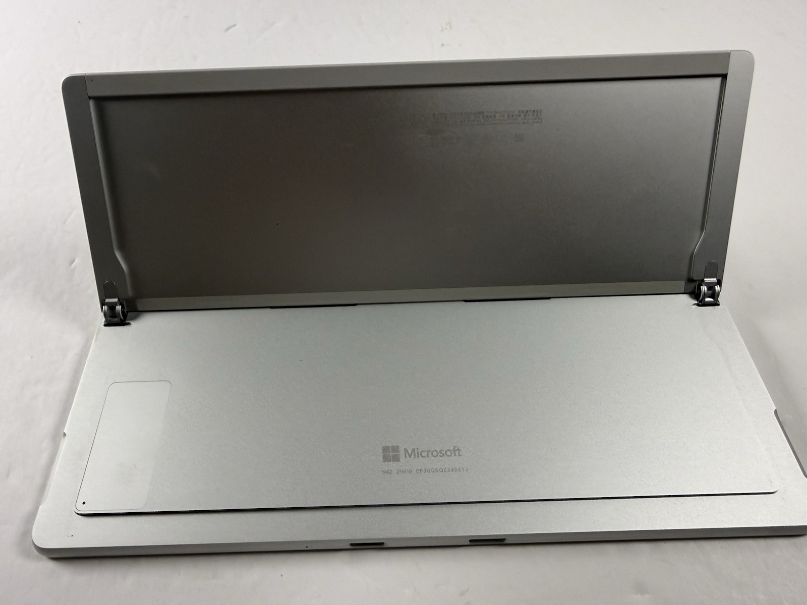 Microsoft Surface Pro 8 (1982) i5-1145G7 – 16GB RAM – 256GB 120Hz – Win 11 Pro