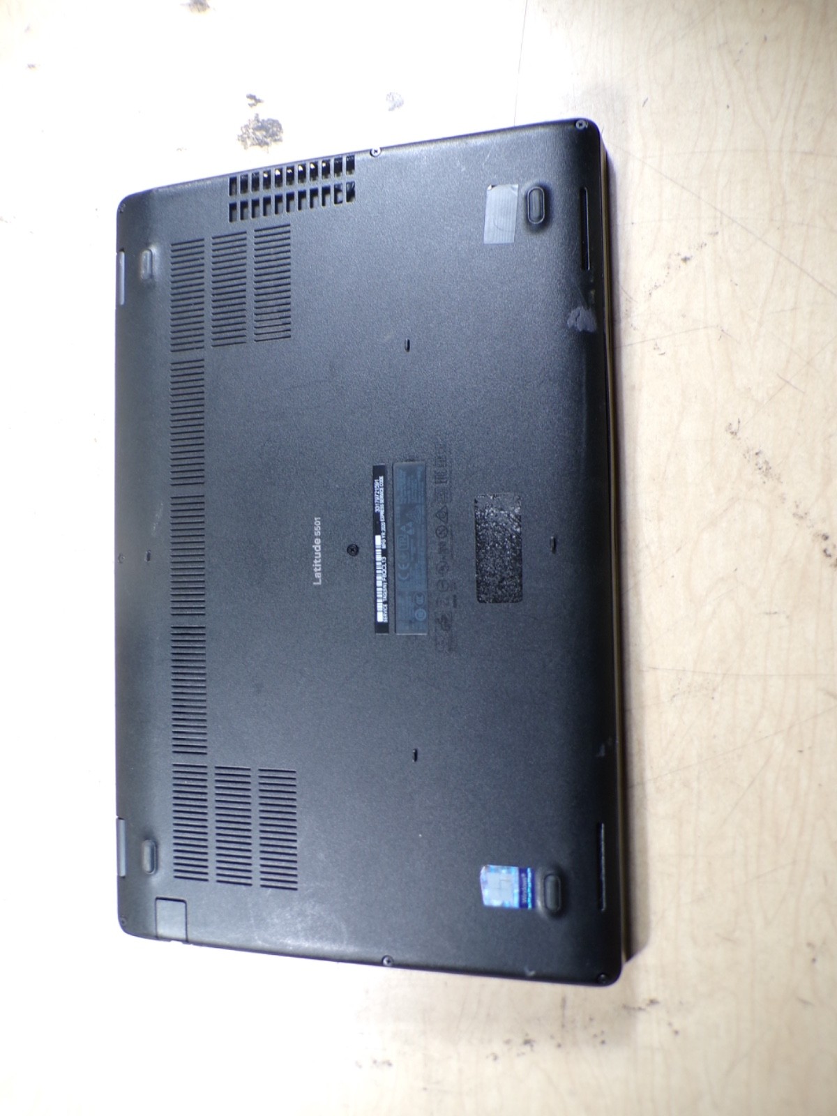 DELL LATITUDE 5501 INTEL CORE I5-9400H 2.50GHZ 8GB RAM **BAD SCREEN **NO HD