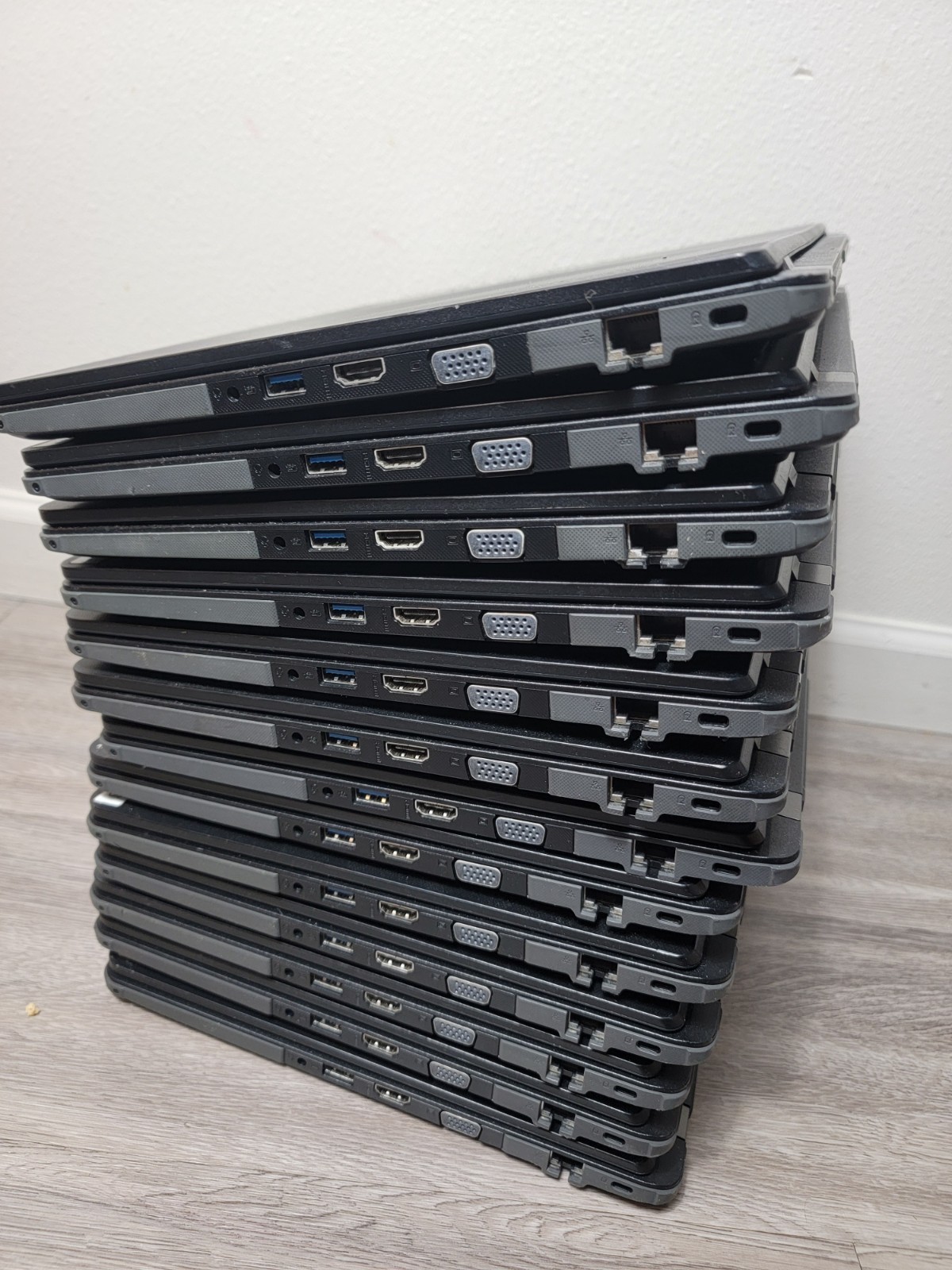 Lot Of 13 Acer TRAVELMATE B114-21 13″ AMD A4-9120C 4GB DDR4 64 GB MMC RADEON R4