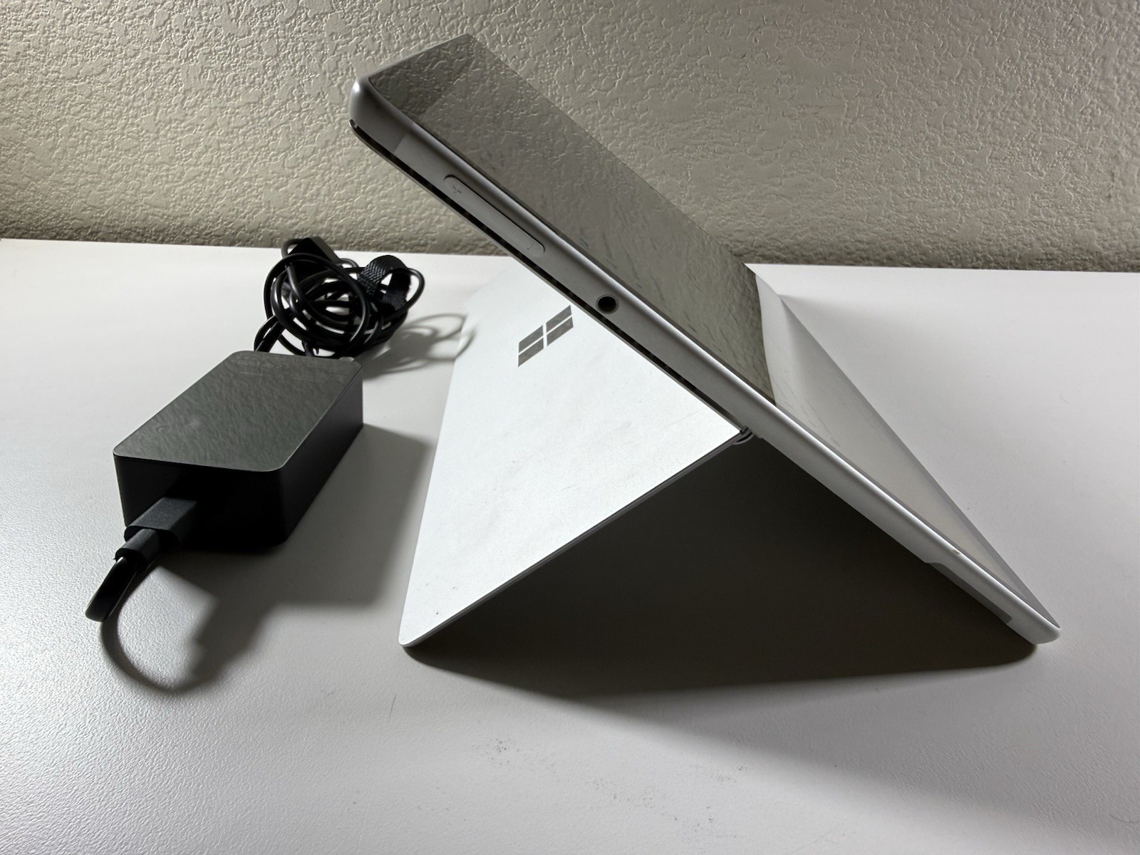 Microsoft Surface Pro 8 (1982) i5-1145G7 – 16GB RAM – 256GB 120Hz – Win 11 Pro