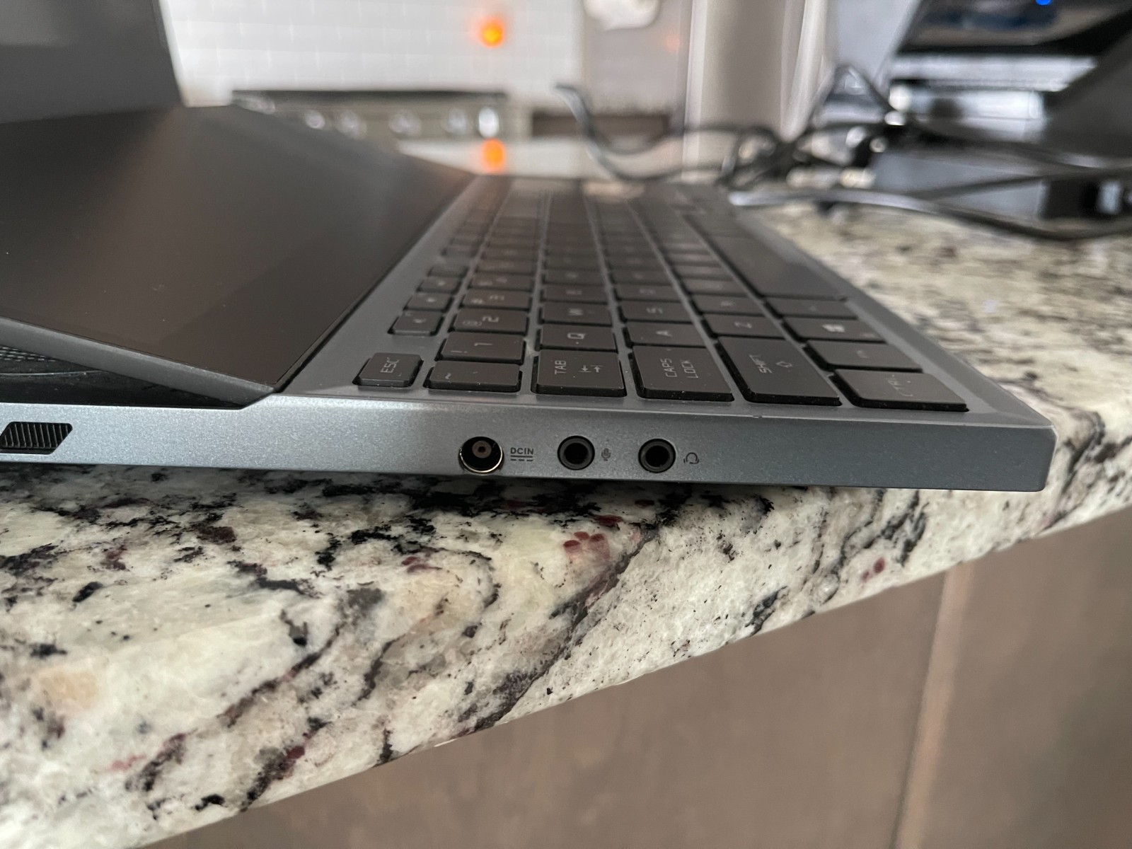 ASUS ROG Zephyrus Duo 15 GX550 NVIDIA RTX 2080 Super Max-Q 32GB RAM Thunderbolt