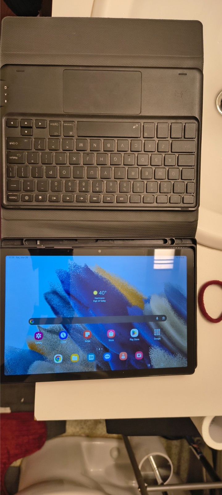 Samsung tablet black with case, charger and keyboard
