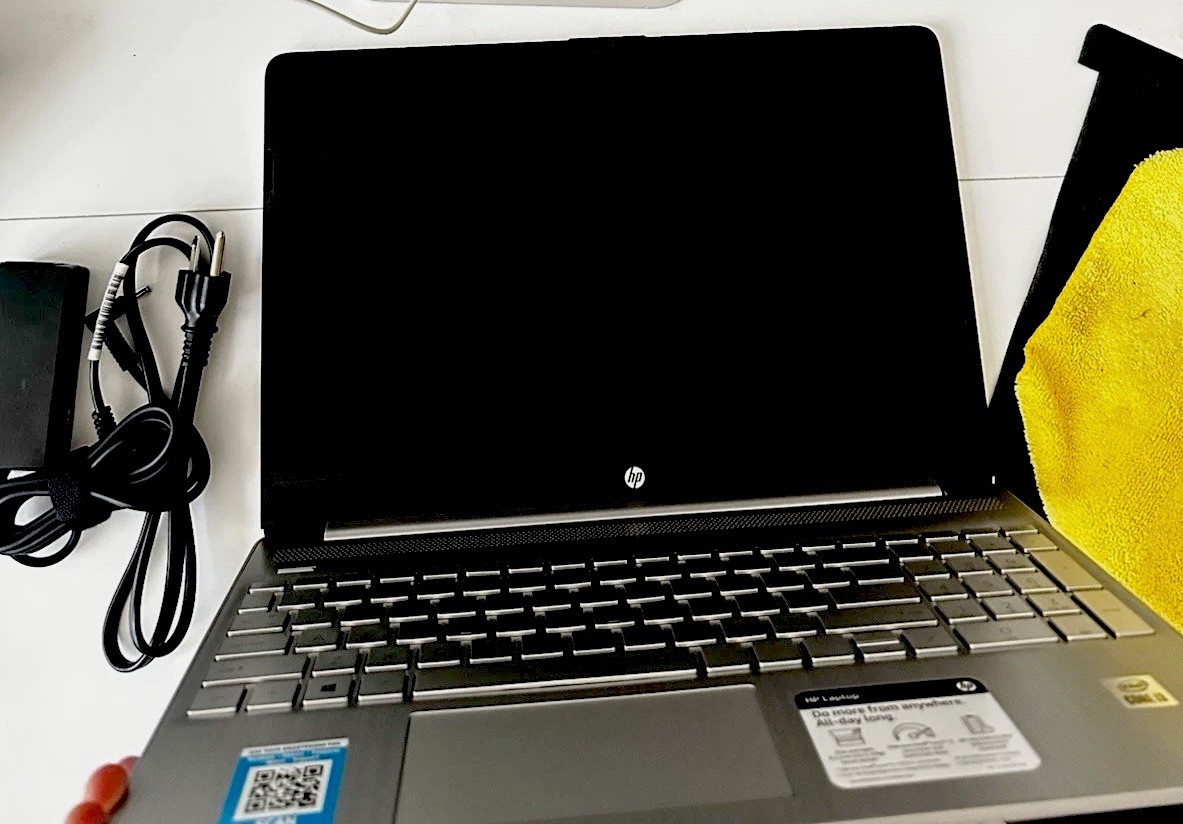 HP 15.6″ (256 GB SSD, Intel Core i3, 4.10 GHz, 8 GB) Laptop-Silver (15-DY2702DX)