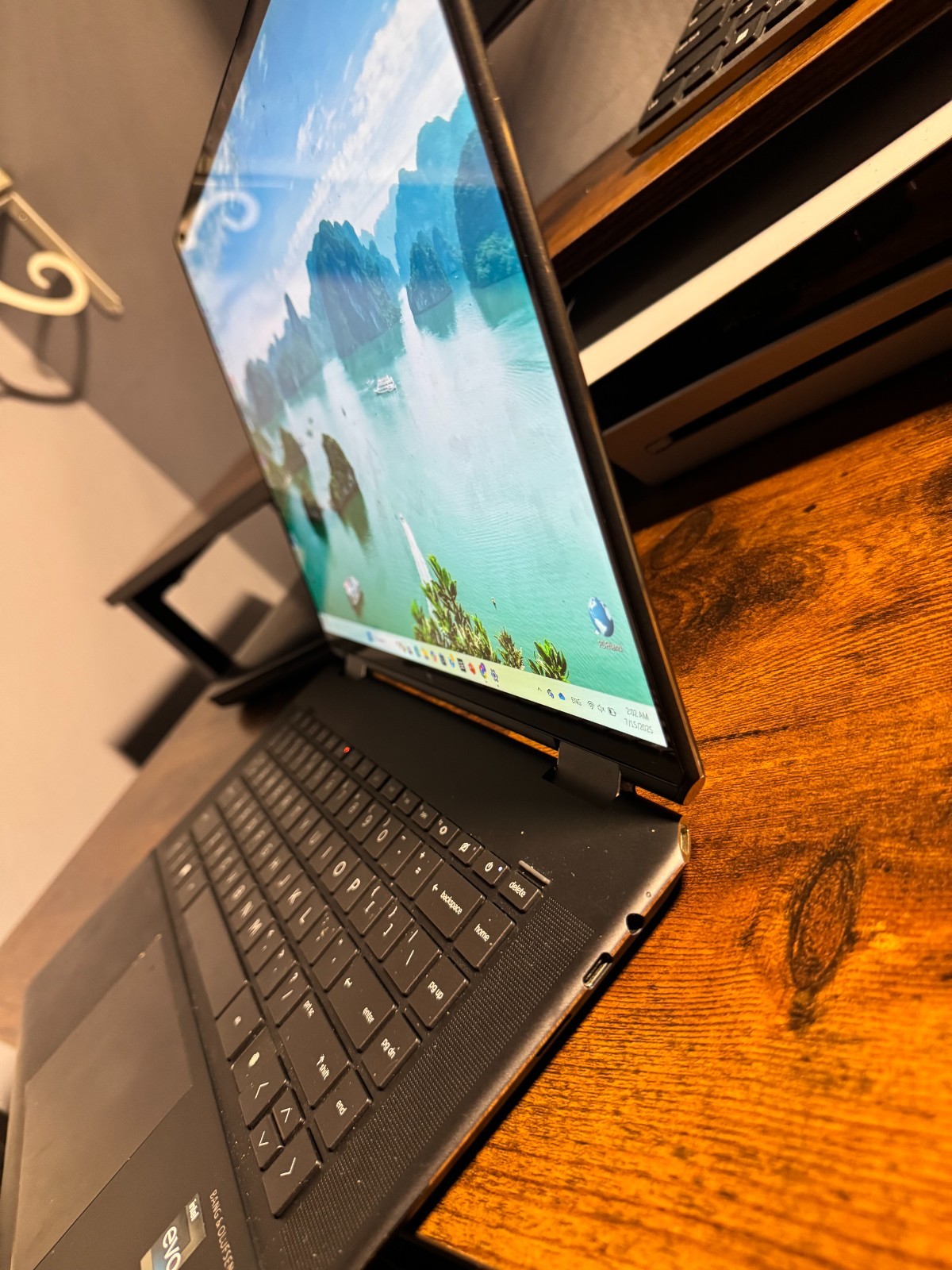 HP Spectre x360 2-in-1 Laptop 16-f2047nr, Windows 11 Home, 16″, touch screen, In
