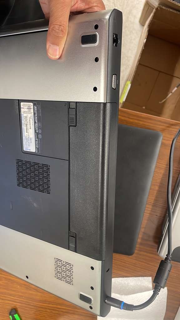 Dell Vostro 3750 17.3″ Intel Core i5-2450M 2.50GHz 8GB RAM NO HDD Boots to Bios
