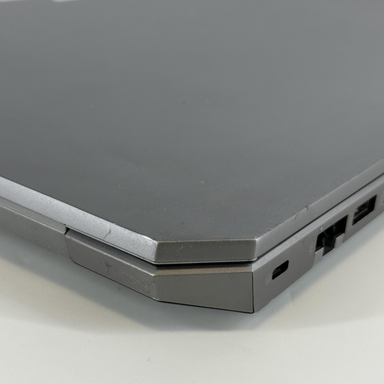 HP ZBook 15 G6 FHD i9-9880H 2.30GHz 32GB 1TB SSD NVIDIA Quadro T2000 Good