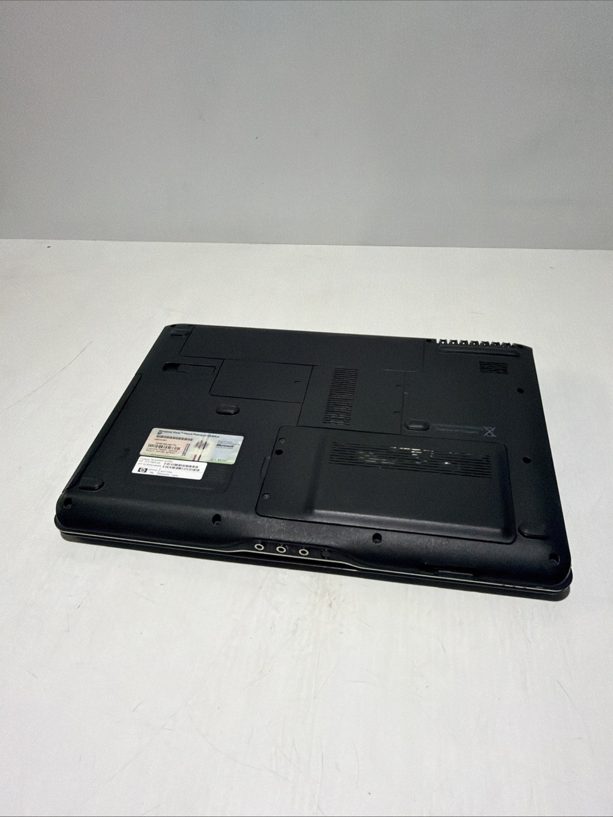 Hp Pavilion dv2700 14″ Laptop AMD Turion 64 X2 2gb Ram NO Drives Boots Bios