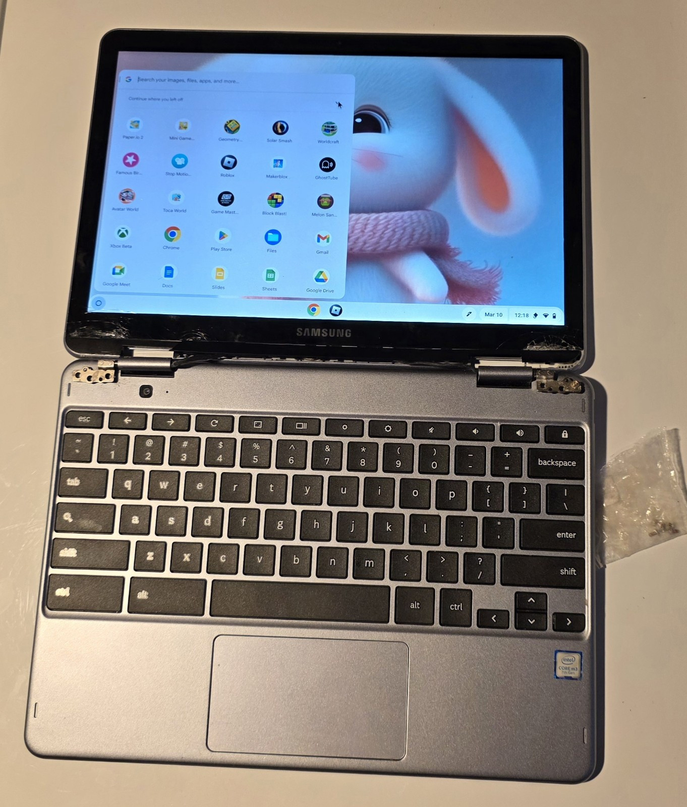 Samsung Chromebook, works perfectly. Needs repair. Comes with bag and charger.