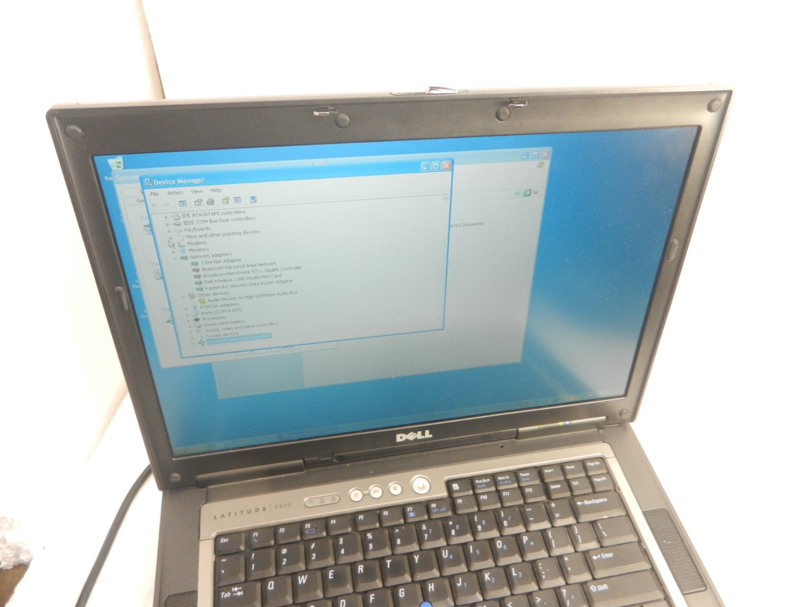 Dell Latitude D830 LAPTOP Core 2 Duo / 2GB / 120GB HDD Serial Port Windows XP