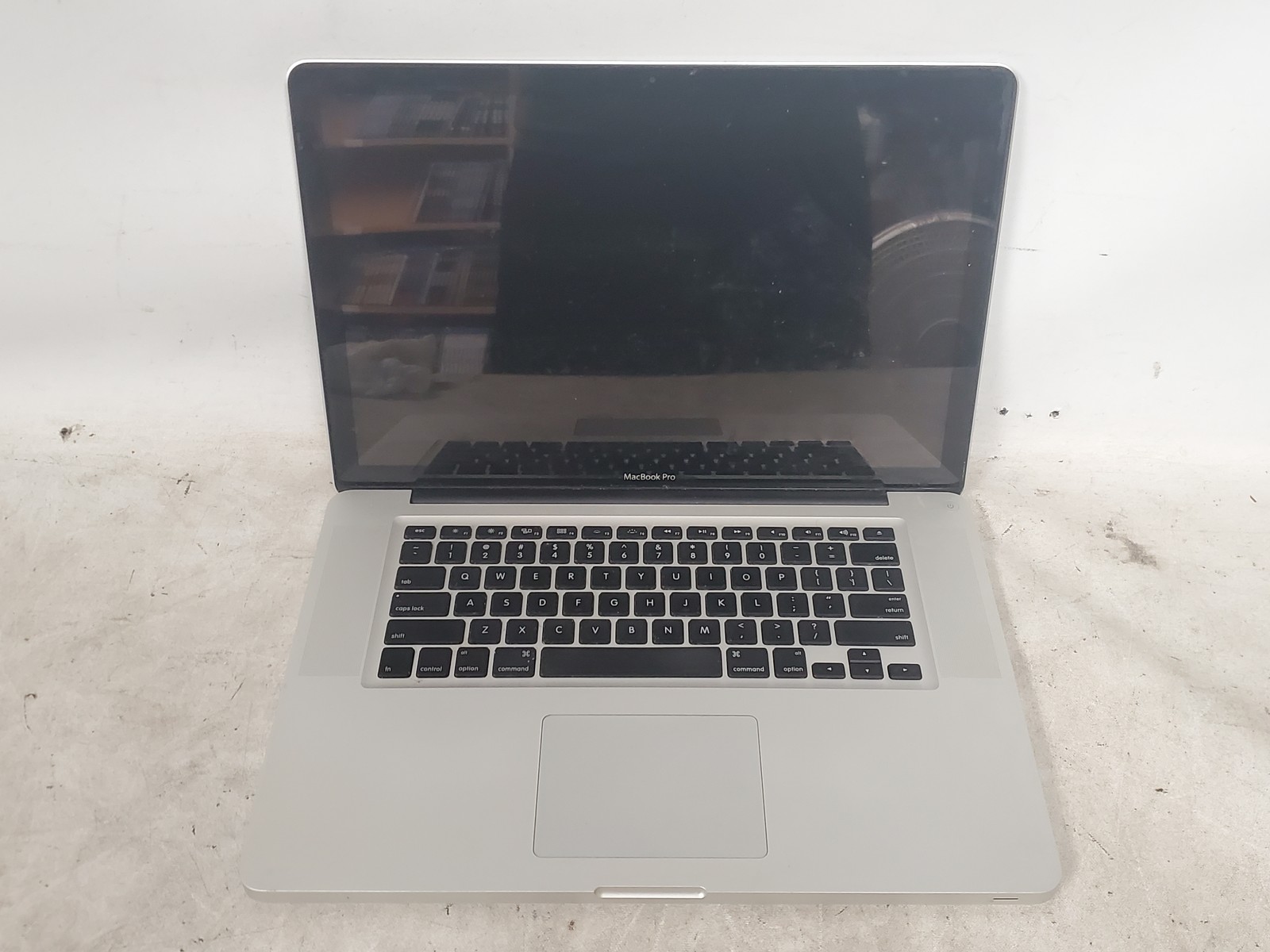Apple A1286 15″ MacBook Pro Laptop Computer Silver No HDD