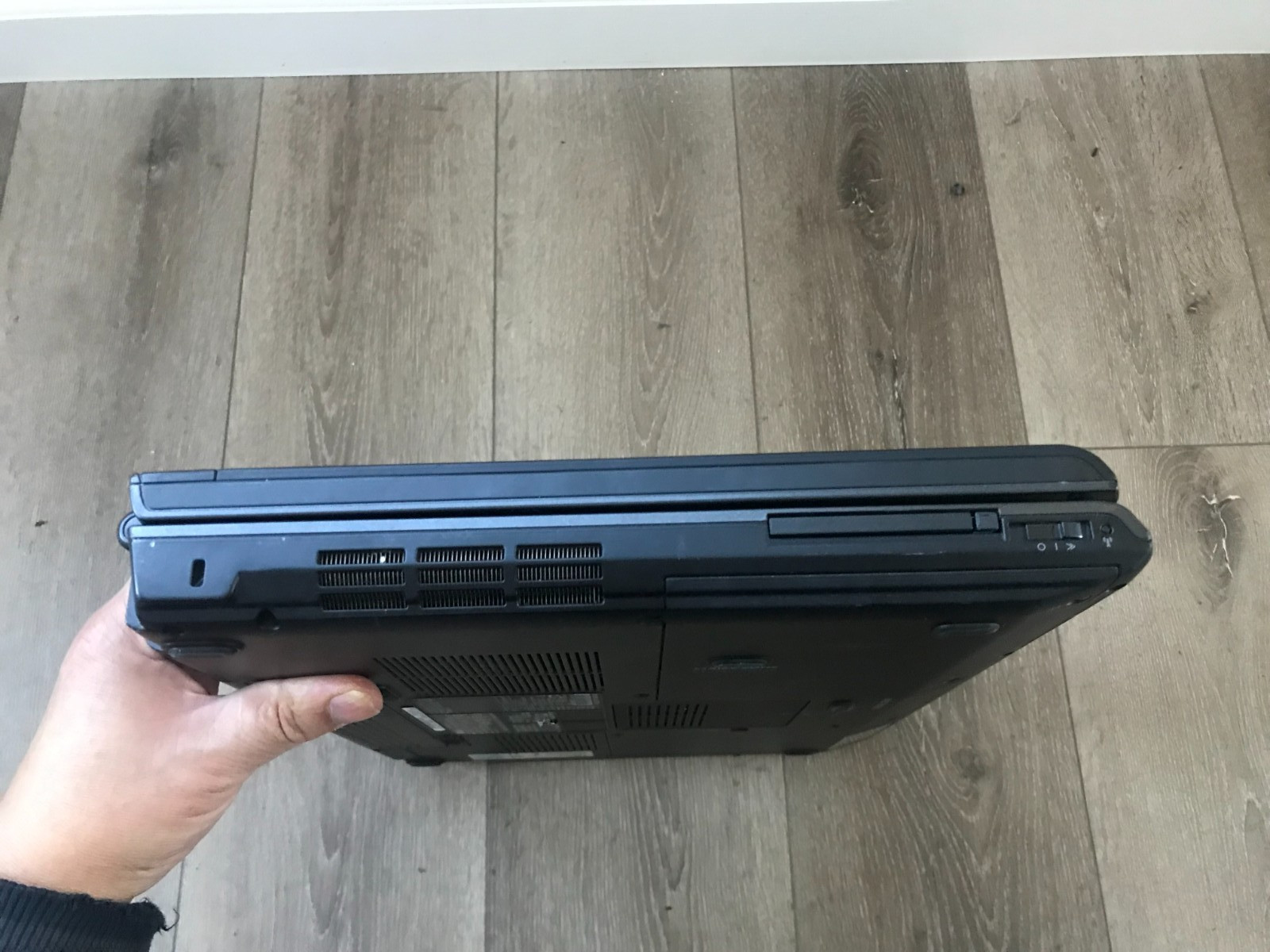Dell VOSTRO 1700 17″ Intel Celeron 550 2.00GHz 1.00GB RAM 120GB HDD Win 7 Pro