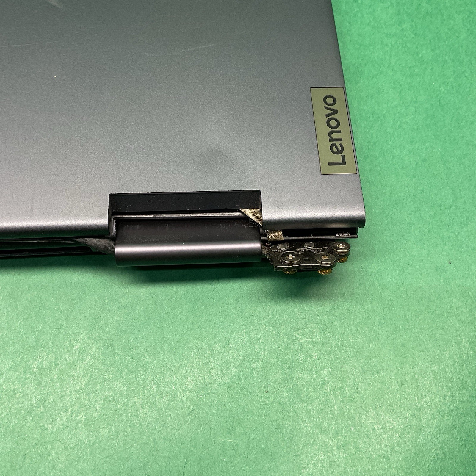 Lenovo Yoga 7 14ITL5 – Broken Screen – Powers On – NO HARD DRIVE- Untested