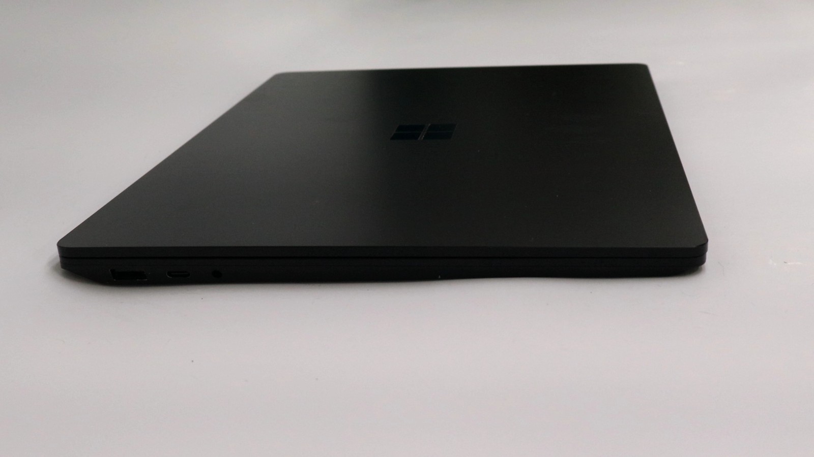 Microsoft Surface Laptop 3 14″ i5-1035g7 16GB 256GB – Fair READ DESC