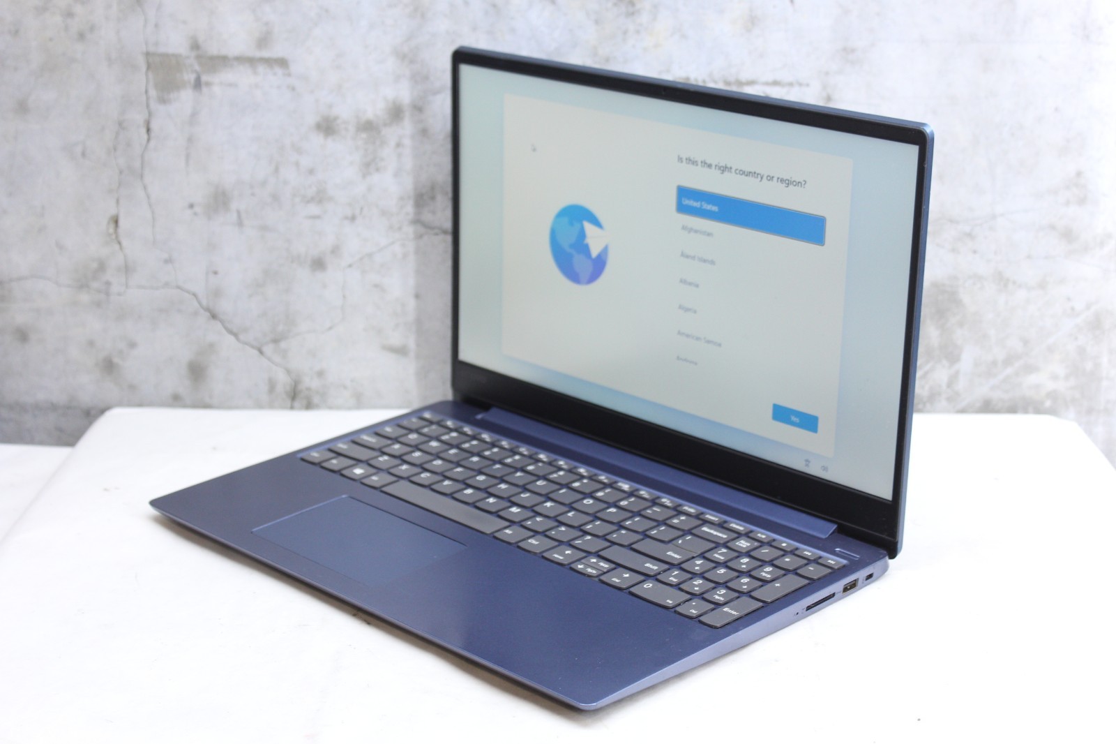 Lenovo IdeaPad 330s 15-IKB i3-8130U, 4GB, 256GB NVMe, *Buzzy Spkr* Win 11 Pro