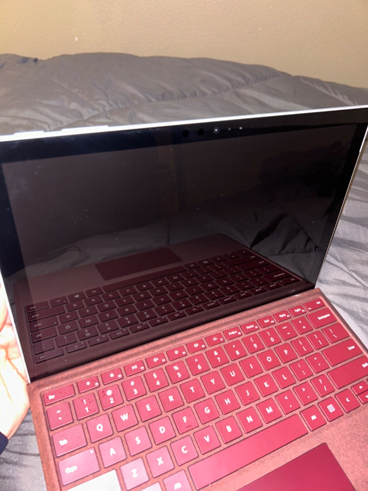 Surface Pro 6 i5 8gb 128gb, comes with keyboard and Charger!