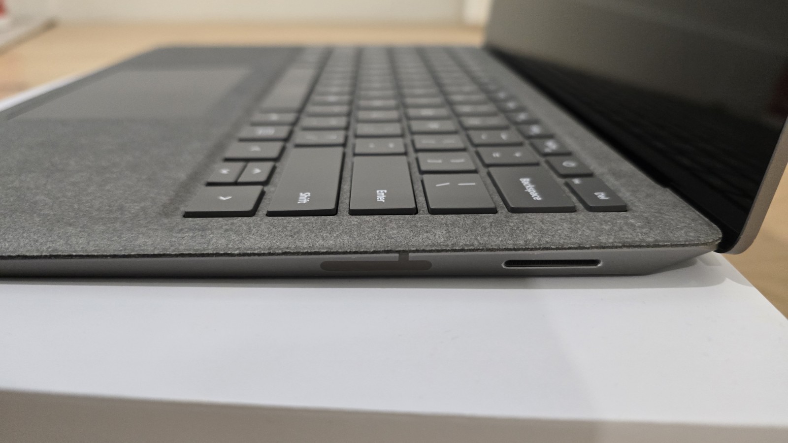 Microsoft Surface Laptop 13.5″ (256GB SSD, Intel Core i7-7660U, 2.50GHz, 8GB