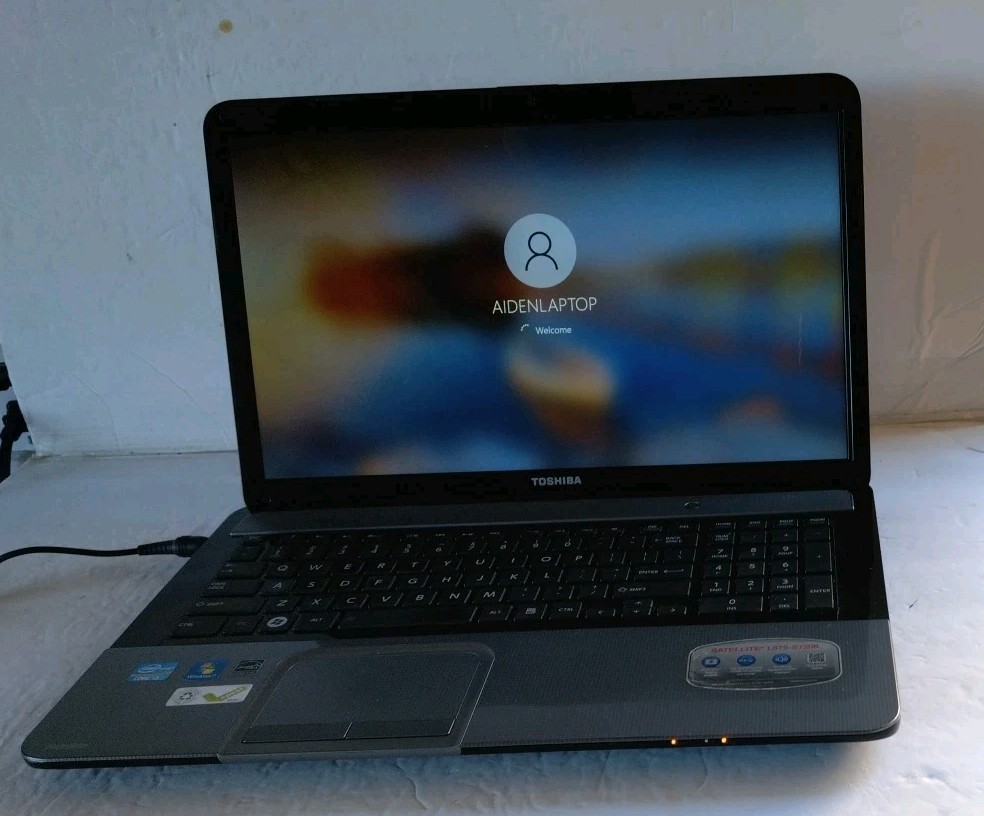 TOSHIBA SATELLITE L875-S7208 17.3″ 1 TB 8GB INTEL CORE i3-2370 2.40 GHz 10 PRO
