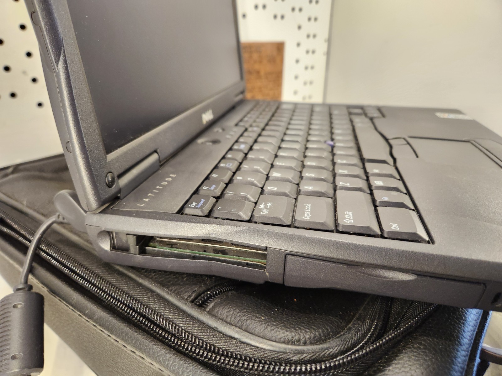 Vintage Dell Latitude C600/C500 PP01L Intel Pentium III No HDD w/ Bag & Charger