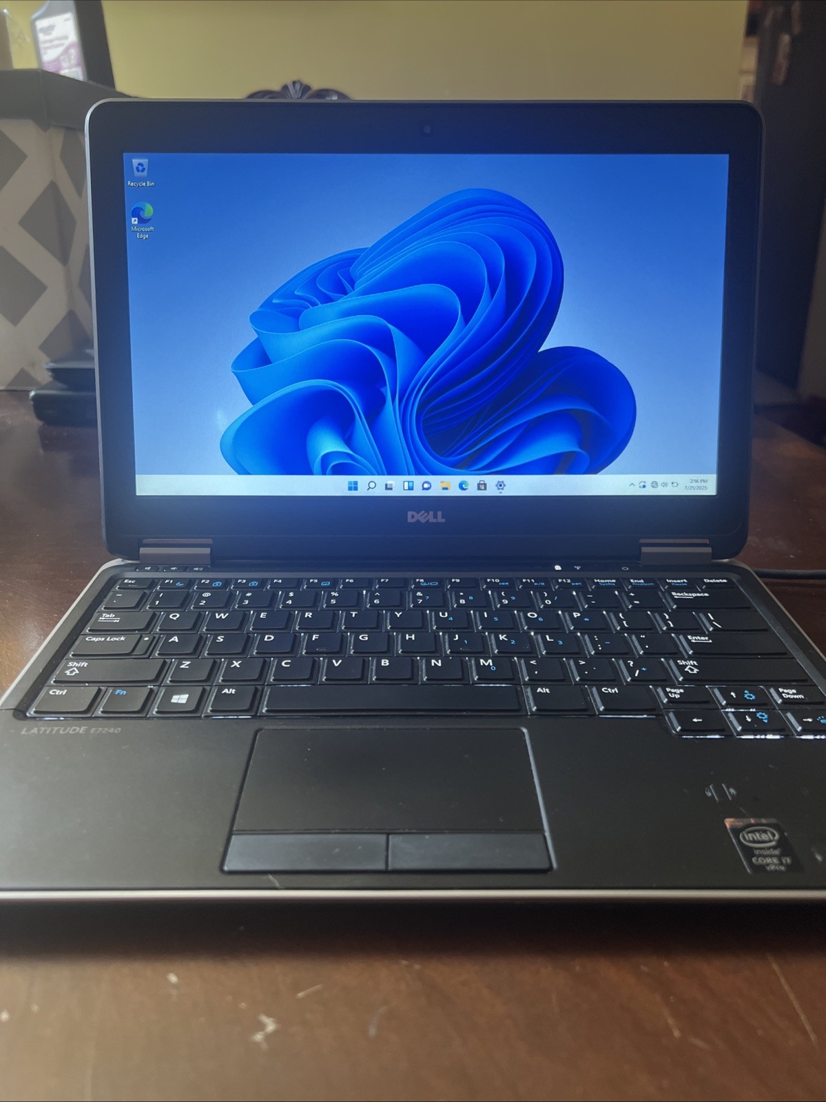 Dell Latitude E7240 Laptop Intel Core i7 2.10GHz 8GB Ram 250 GB HD