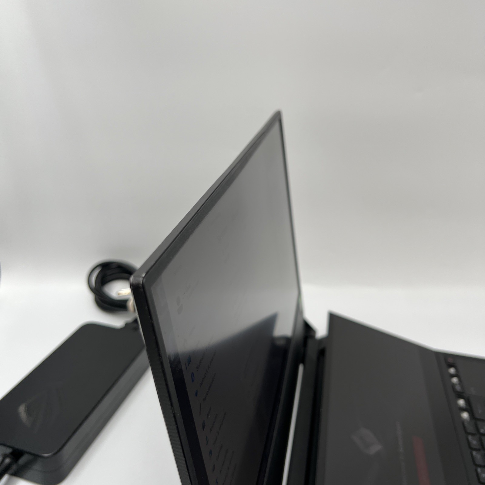 Asus ROG Zephyrus Duo 15 SE FHD TOUCH Ryzen 9 5900HX 32GB RAM 1TB RTX 3080 READ