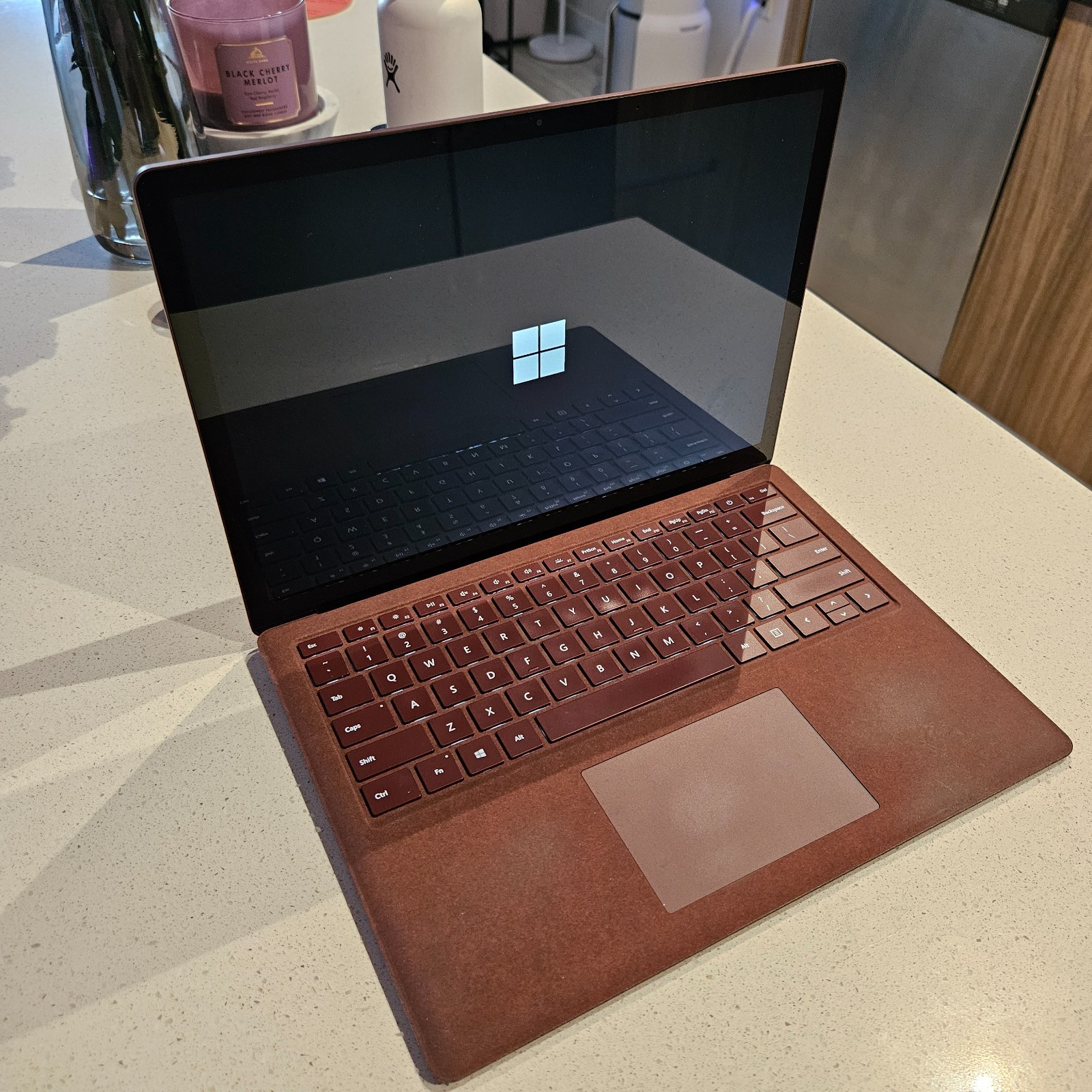Microsoft Surface Laptop 2 – 13.5″ – Burgundy