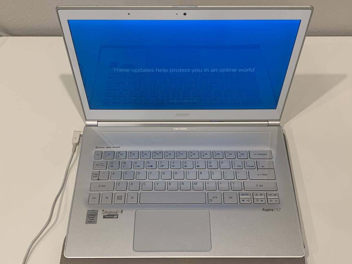 Acer Aspire S7 Ultrabook Laptop with Sleeve *