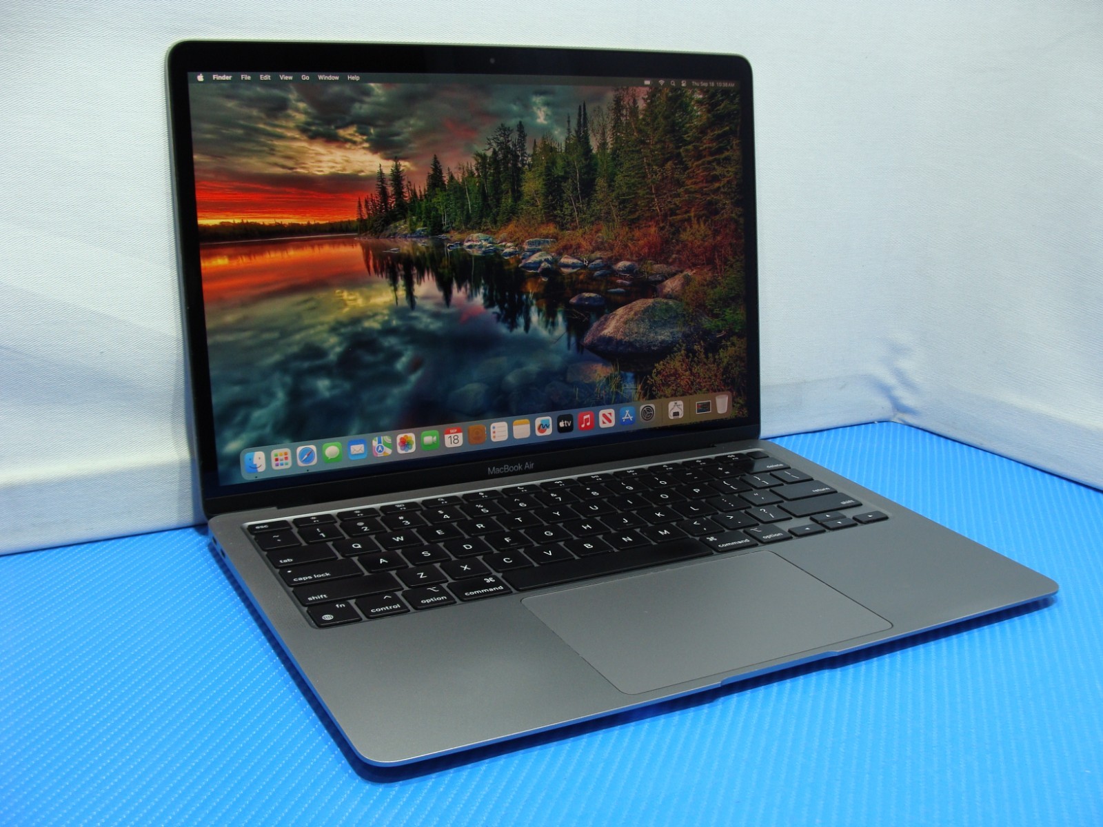 Apple MacBook Air A2337 13.3″ M1 (2020) 8CPU/7GPU 8GB 128GB MGN63LL/A +Charger