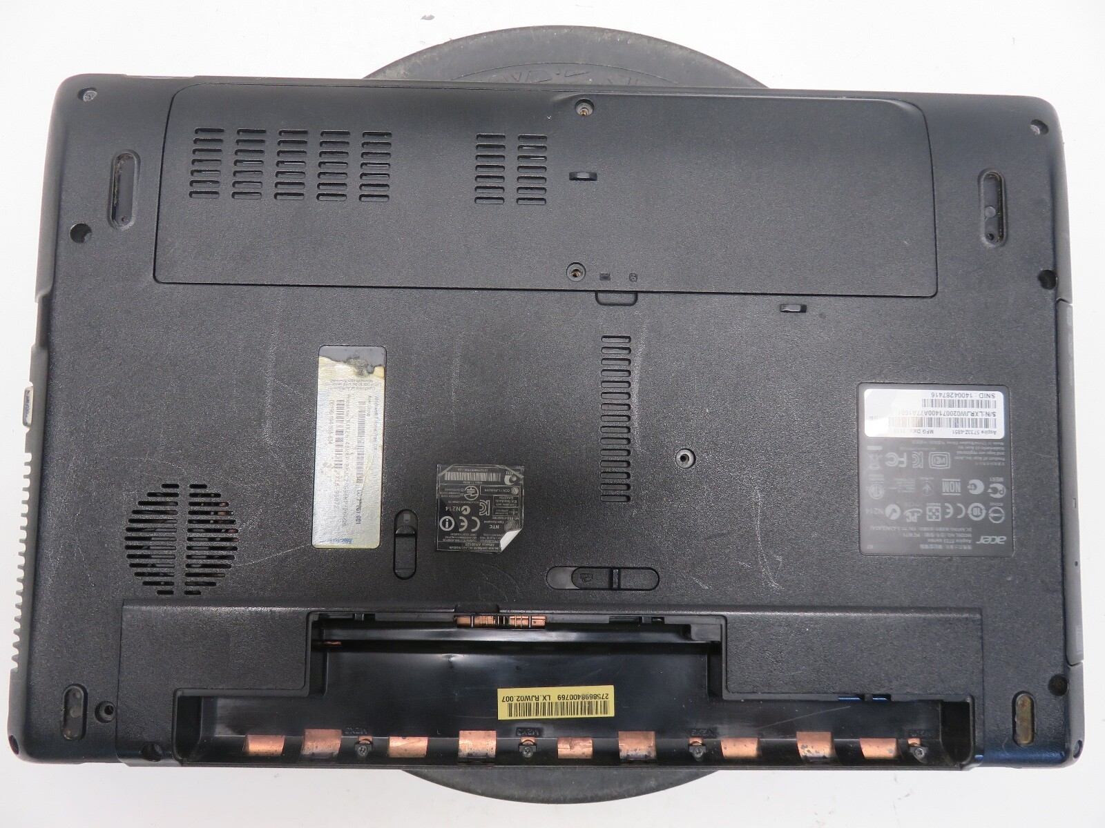 Acer Aspire 5733Z-4851 Laptop Intel Pentium P6200 2GB No HD/Batt – Broken Hinges