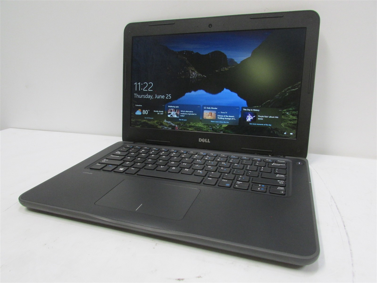 Dell Latitude 3380 i3-6006U 2.0GHz 4GB RAM 500GB HDD 13.3″ Win 10 Pro COSM DMG