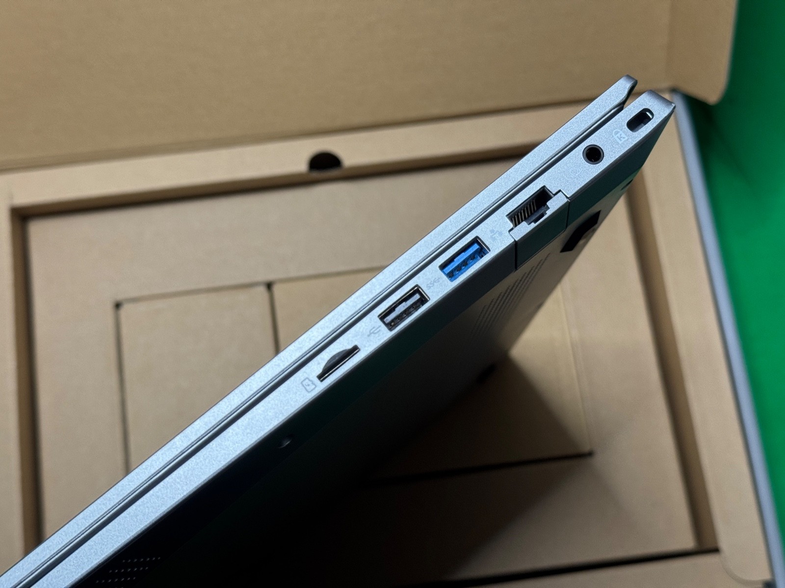 PEAQ 10.5 inch Laptop (128GB SSD, Intel Pentium Silver N5030, 4GB Ram) Good Condition
