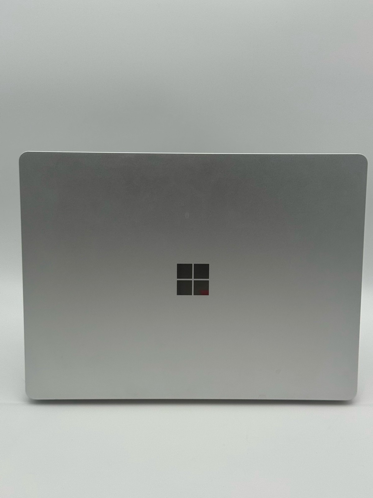 Microsoft Surface Laptop Go – 12.4″, i5-1035G1, 8GB, 128GB SSD – Platinum