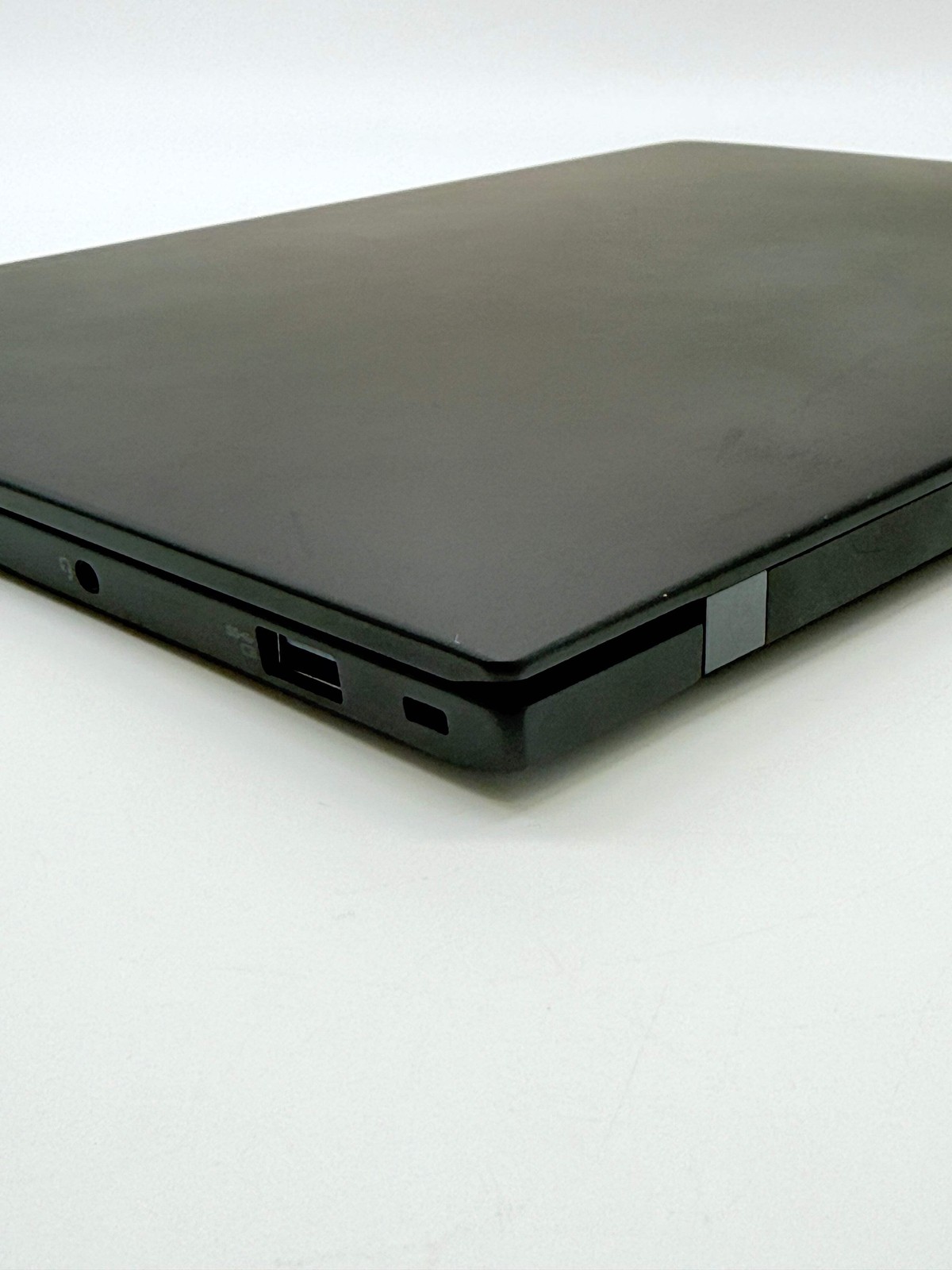 Lenovo ThinkPad X1 Carbon Gen 9 14″ Core i7 16GB RAM 512GB Black w/ Charger