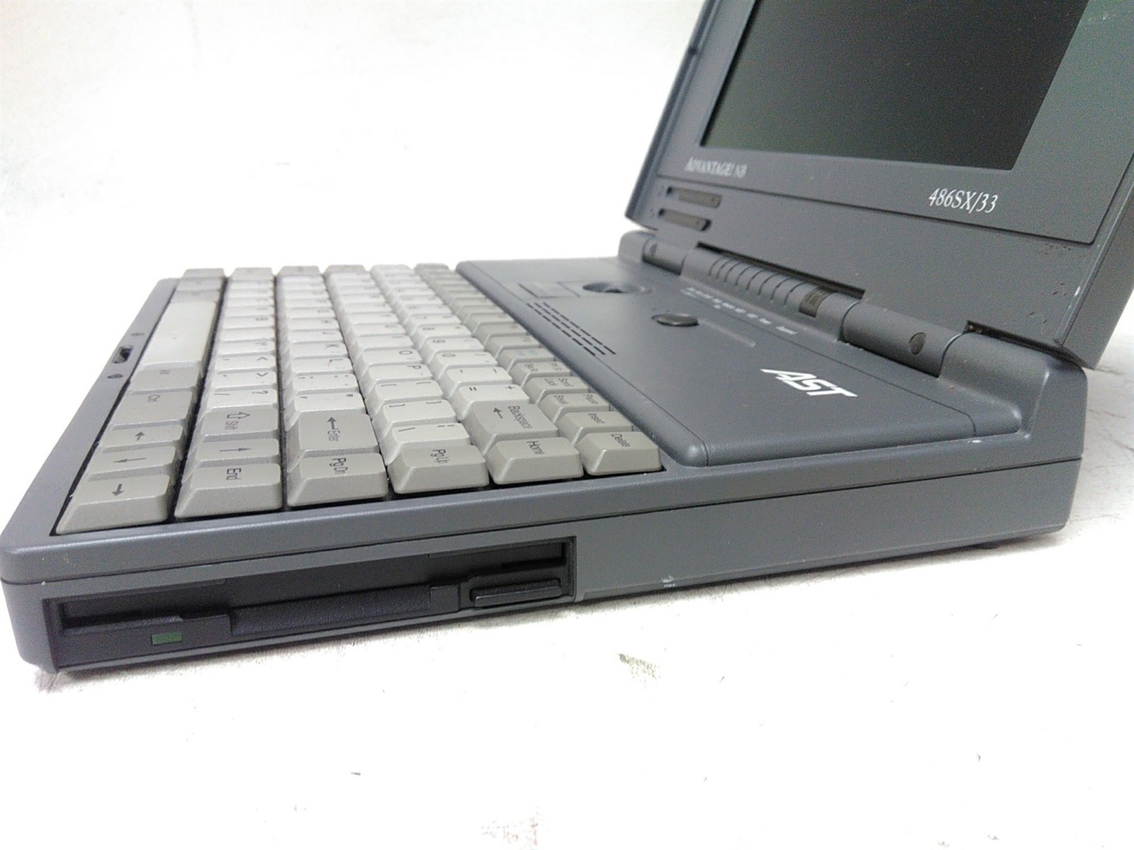 AST Advantage! NB 486SX/33 33MHz 4MB 0HD Mono LCD Screen NO OS NO Power Supply