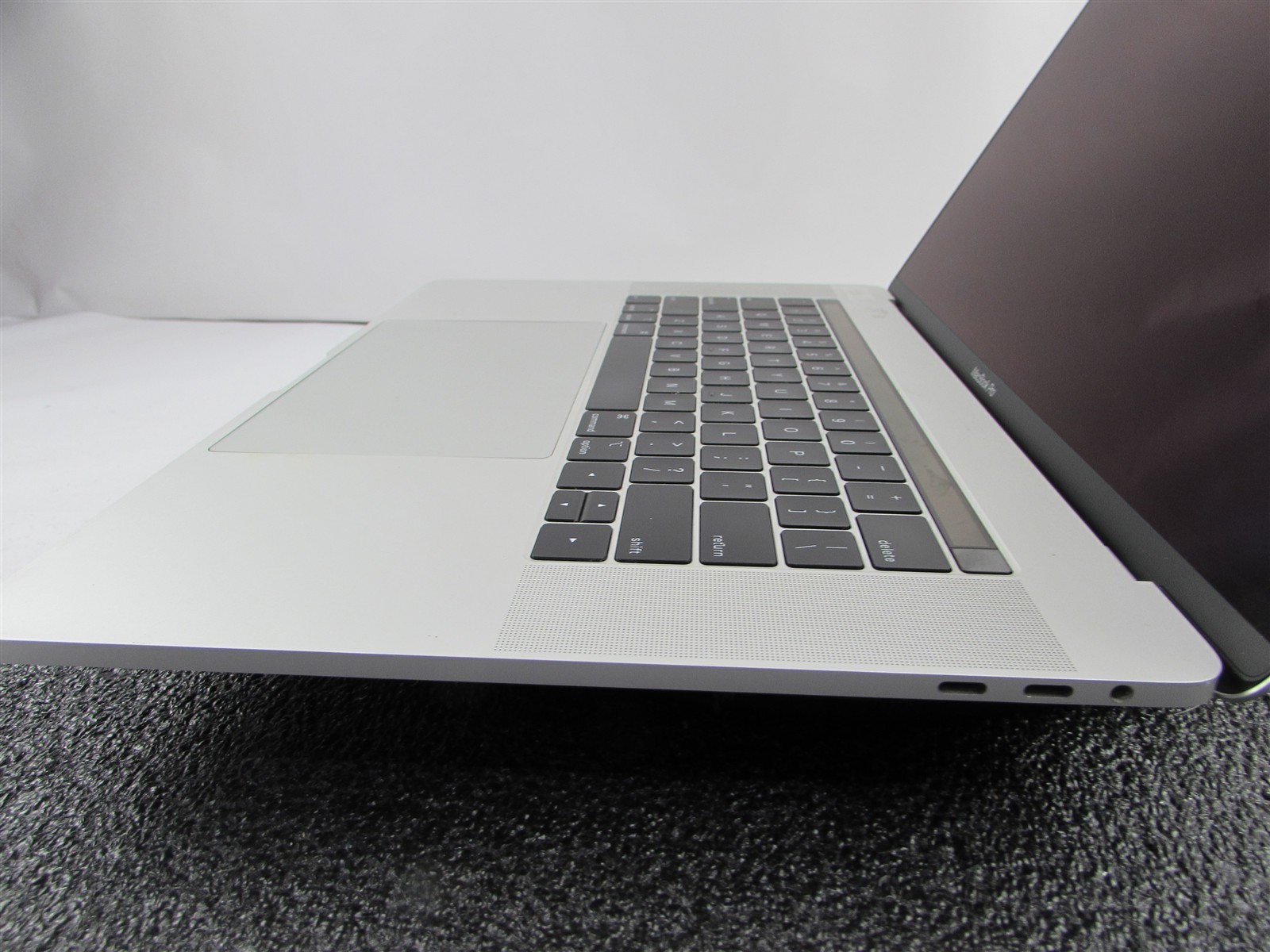 APPLE MACBOOK PRO A1990 3072X1920 I9-9980Hk 1TB SSD 32GB RAM AMD GPU NO O.S