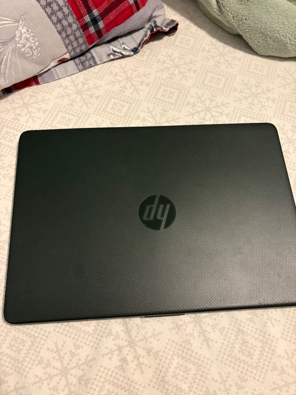 laptop Hp 14’ intel celeron 4GB memory 6r GB eMMC jet black