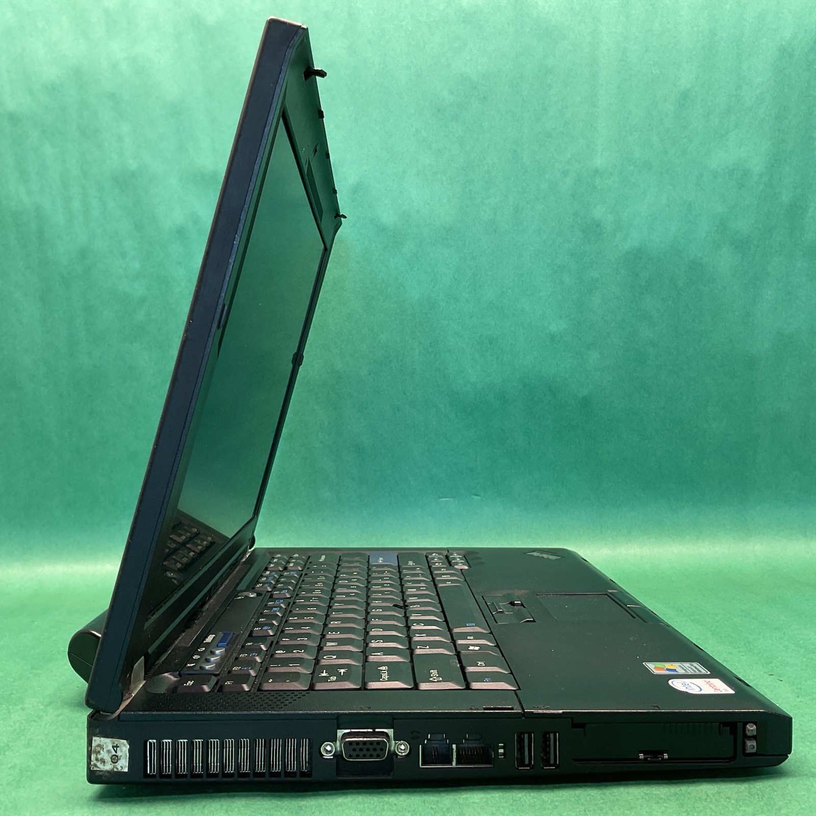 Lenovo Thinkpad R61 – Powers On – NO HARD DRIVE- Untested