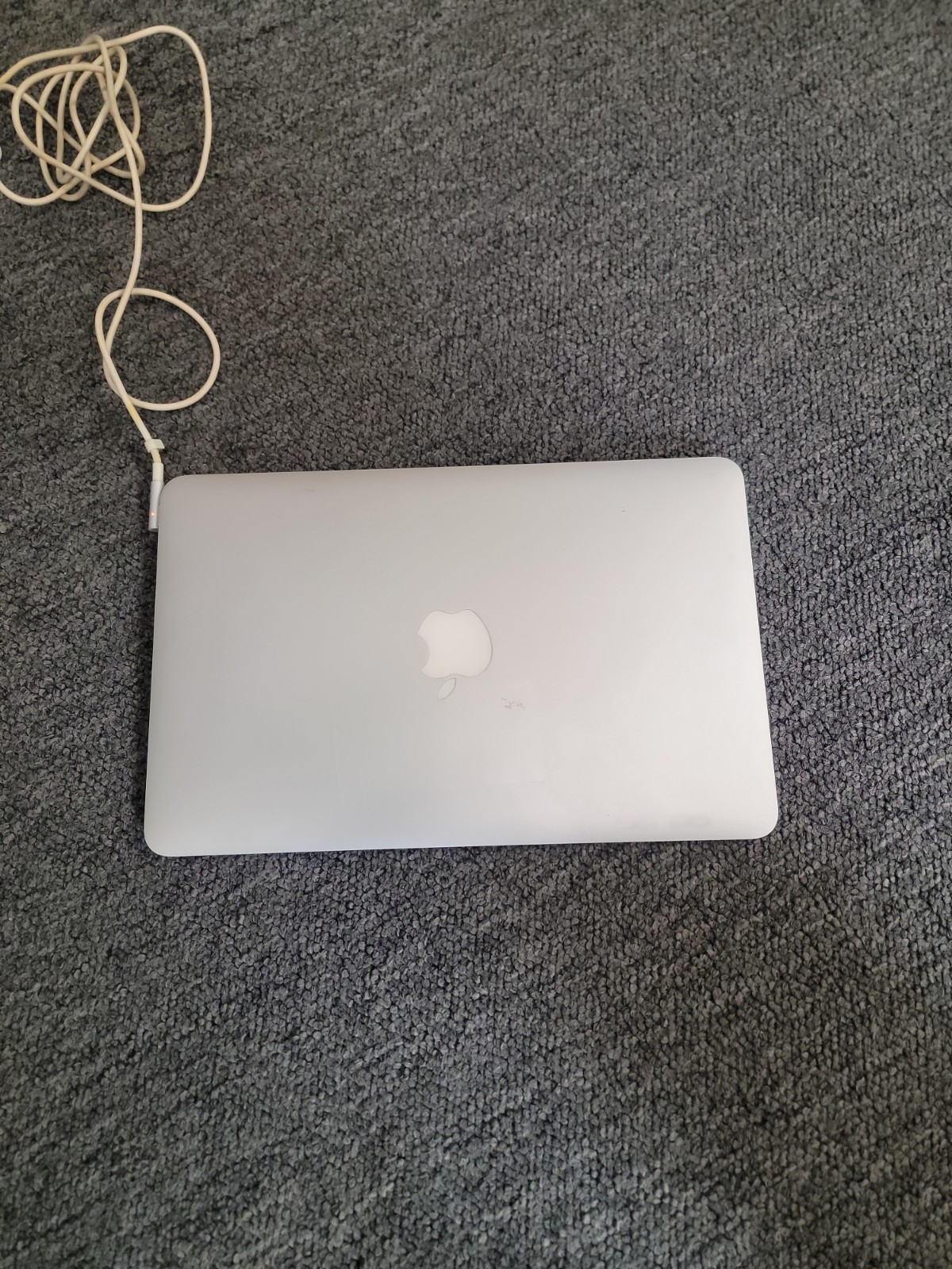 Apple MacBook Air MD214LL/A A1370 2011 , 1.8ghz intel i7, 4GB, 256GB SSD