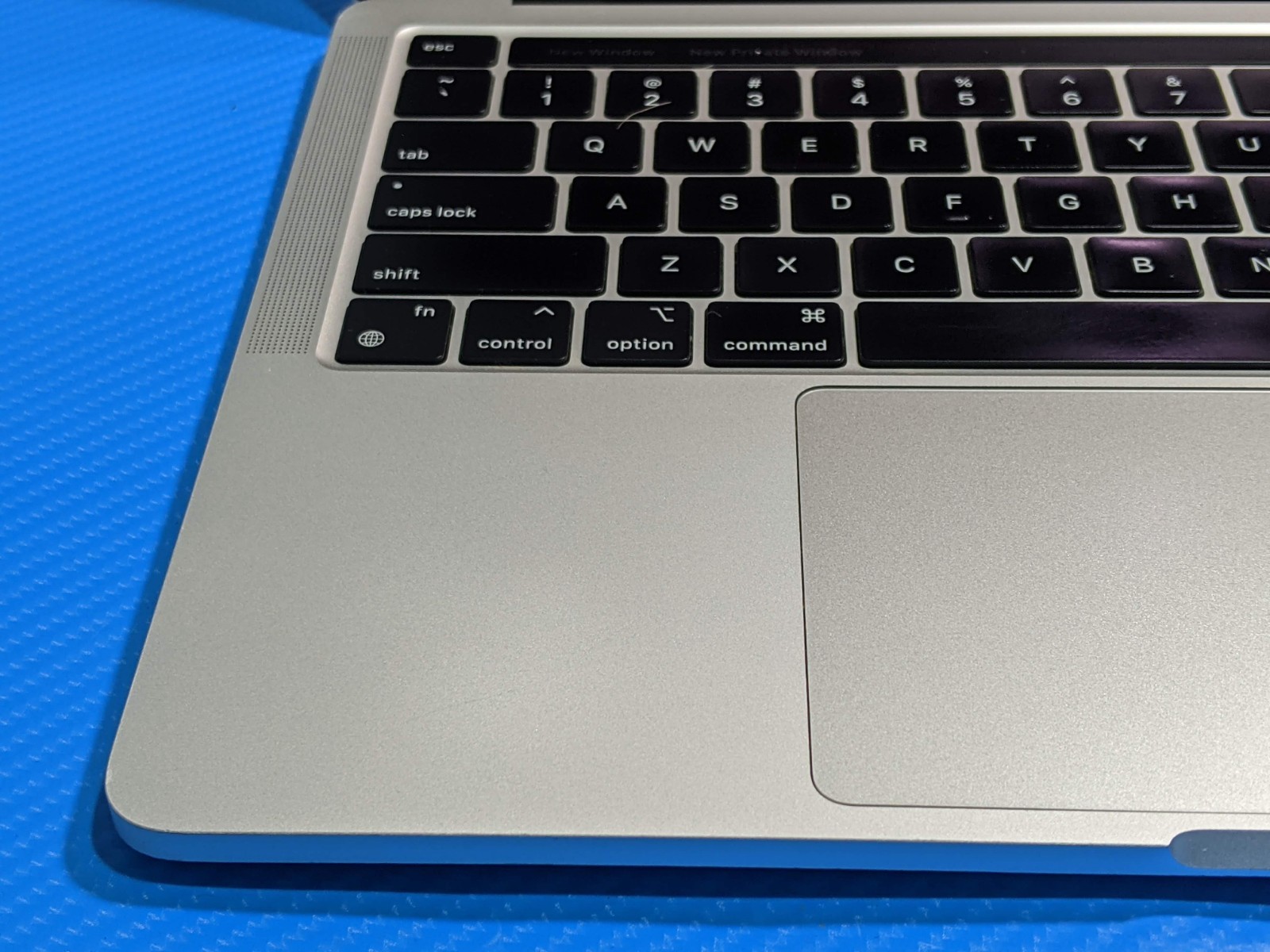 Apple MacBook Pro (2020) A2338 MYDA2LL/A 13.3″ M1 8CPU/8GPU 3.2GHz 8GB 256GB +PA