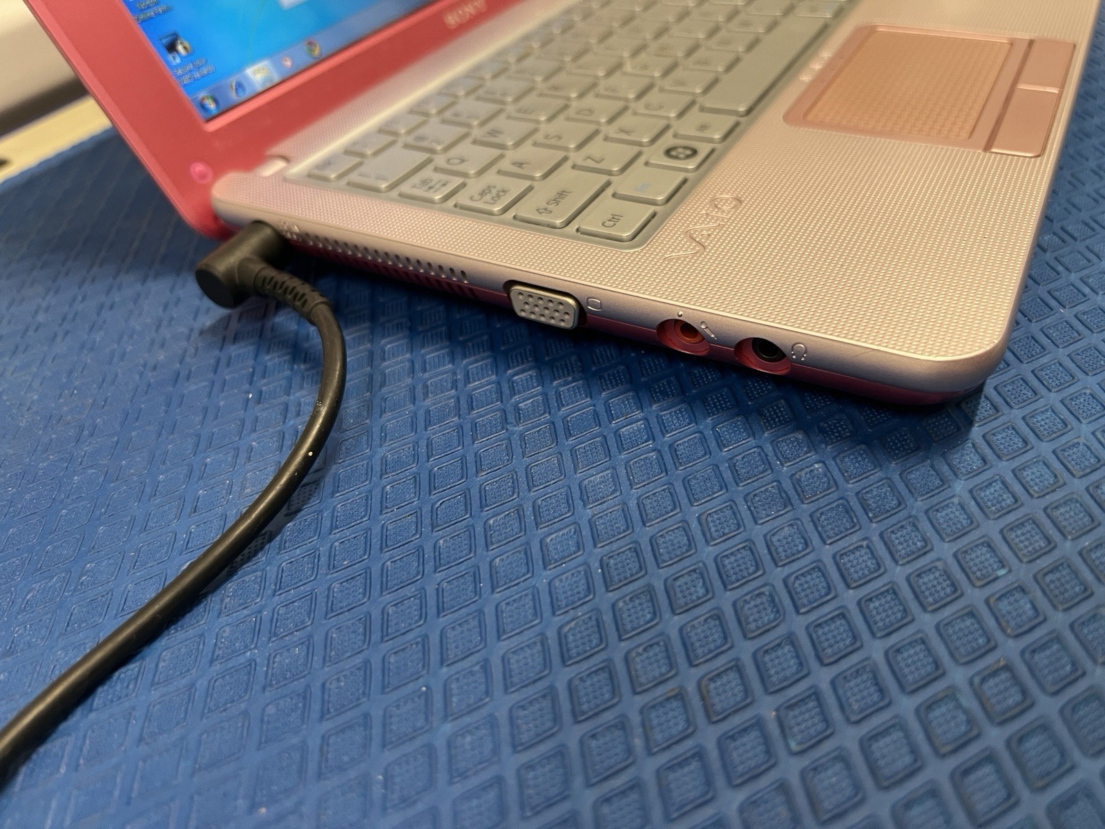 SONY VAIO VPCW221AX 10.1”LED 1.83GHz W Series Mini Netbook Windows 7 Pink