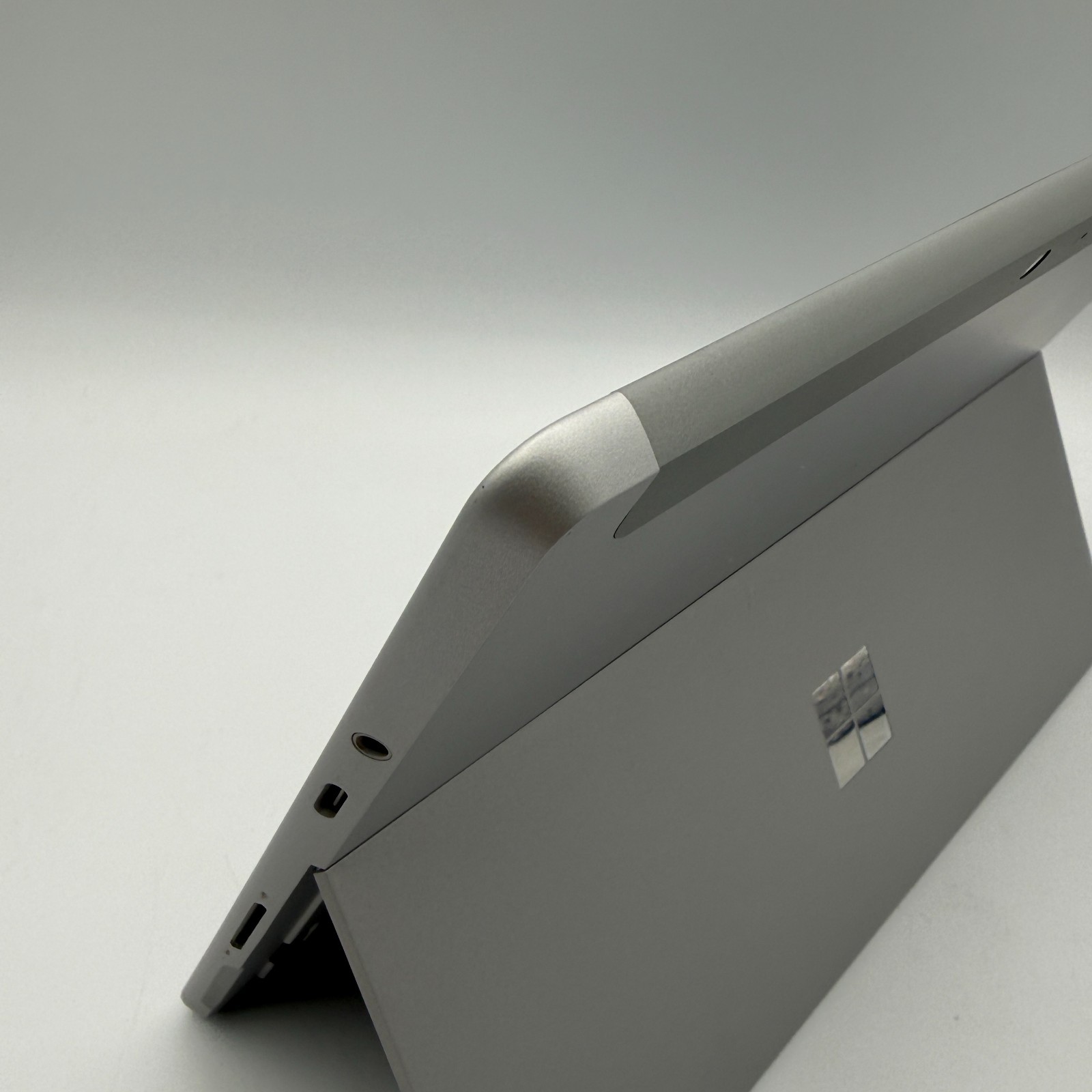 Microsoft Surface Go 2 1927 10.5″ m3-8100Y 1.1GHz 8GB RAM 128GB SSD Win11P Good