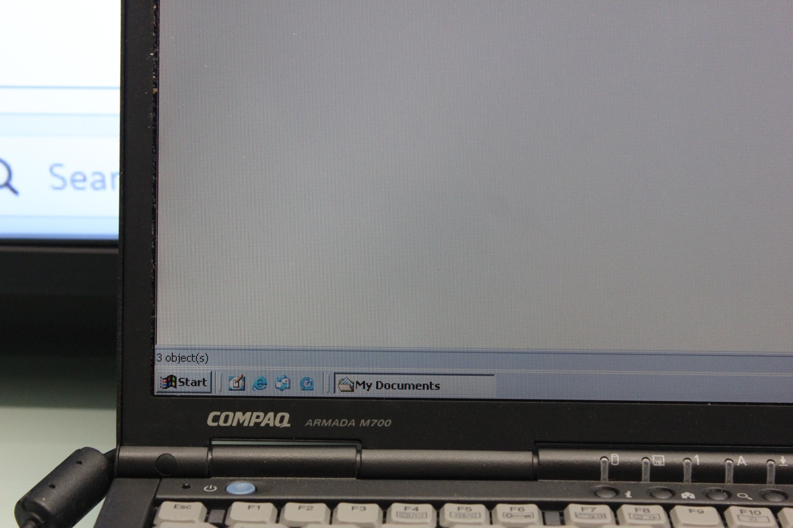 #28 Vintage Compaq Armada M700 Pentium III 128 MB ram, 14.1″ screen WINDOW 2000