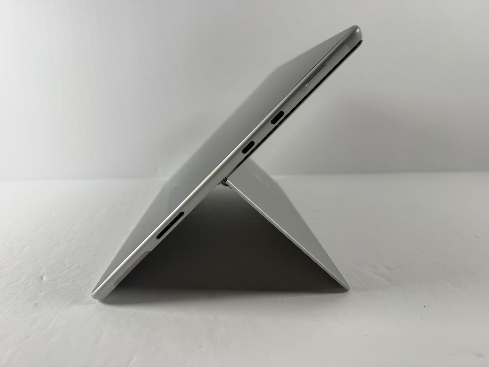 Microsoft Surface Pro 8 (1982) i5-1145G7 – 16GB RAM – 256GB 120Hz – Win 11 Pro