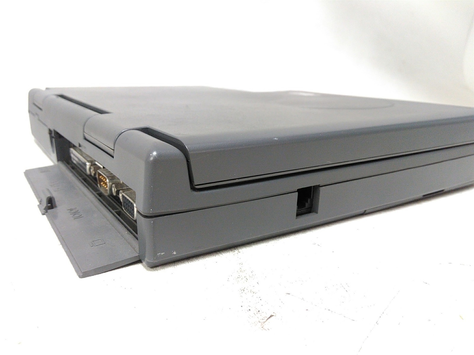 AST Advantage! NB 486SX/33 33MHz 4MB 0HD Mono LCD Screen NO OS NO Power Supply