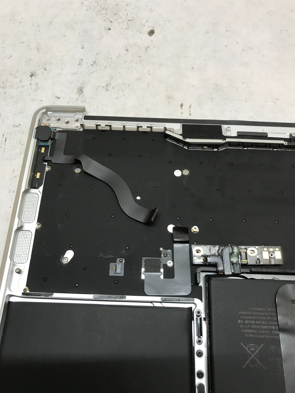 Apple MacBook Pro Touch/201 A1989 Palmrest NO MOTHERBOARD For Parts/Repair – -DW
