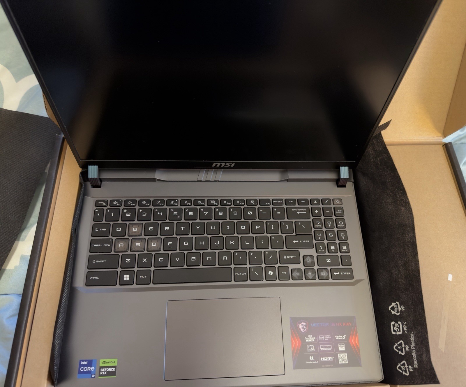 MSI Vector 16HX, 16″, NVIDIA RTX GEFORCE 4090, 32GB, 2 TB SSD – 4090 laptop