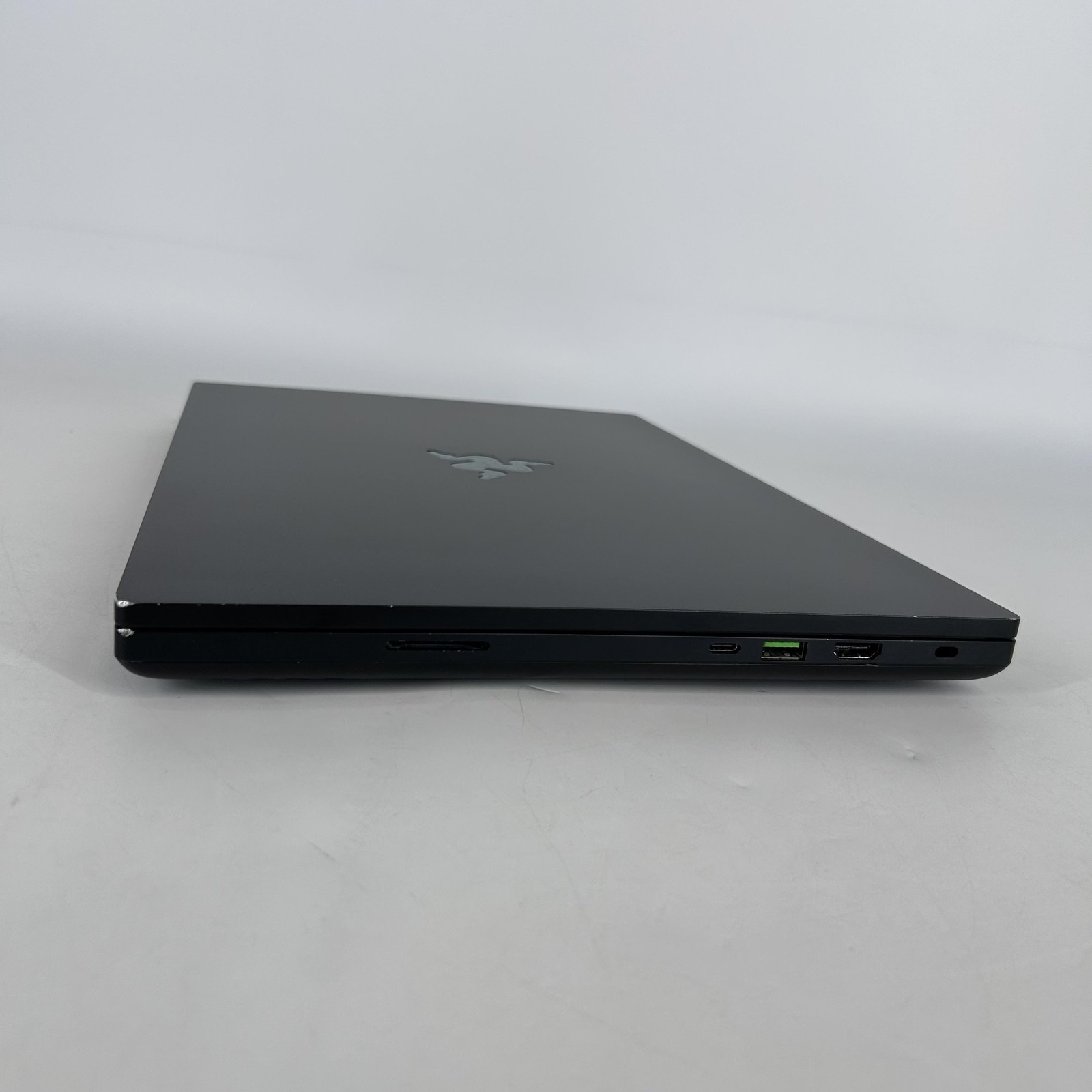 Razer Blade 16 Black 120Hz UHD+ 2.2GHz i9-13950HX 32GB 1TB SSD RTX 4070 Pink Hue