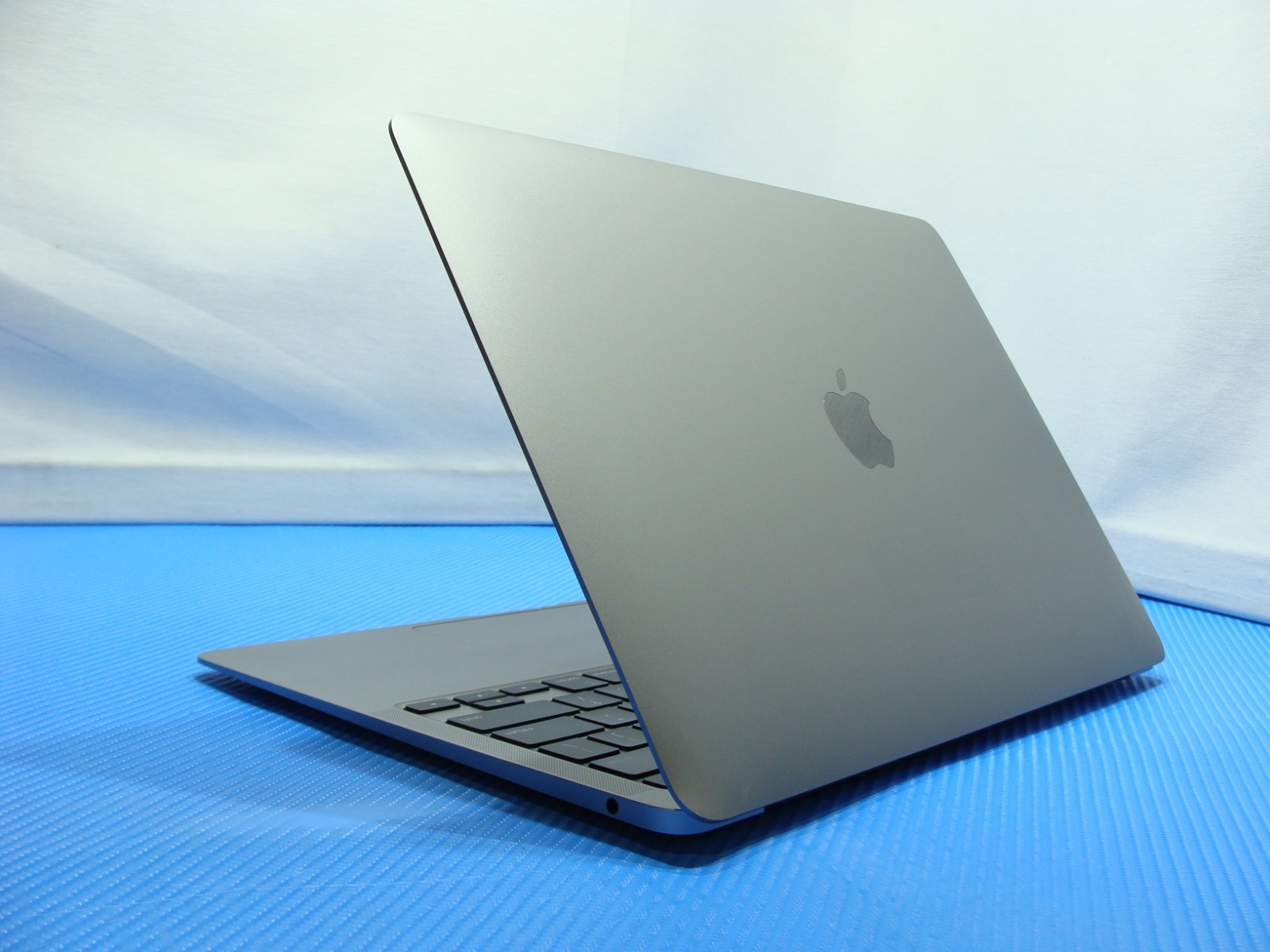Apple MacBook Air A2337 MGN63LL/A 13.3″ M1 (2020) 8CPU/7GPU 8GB 128GB +Charger