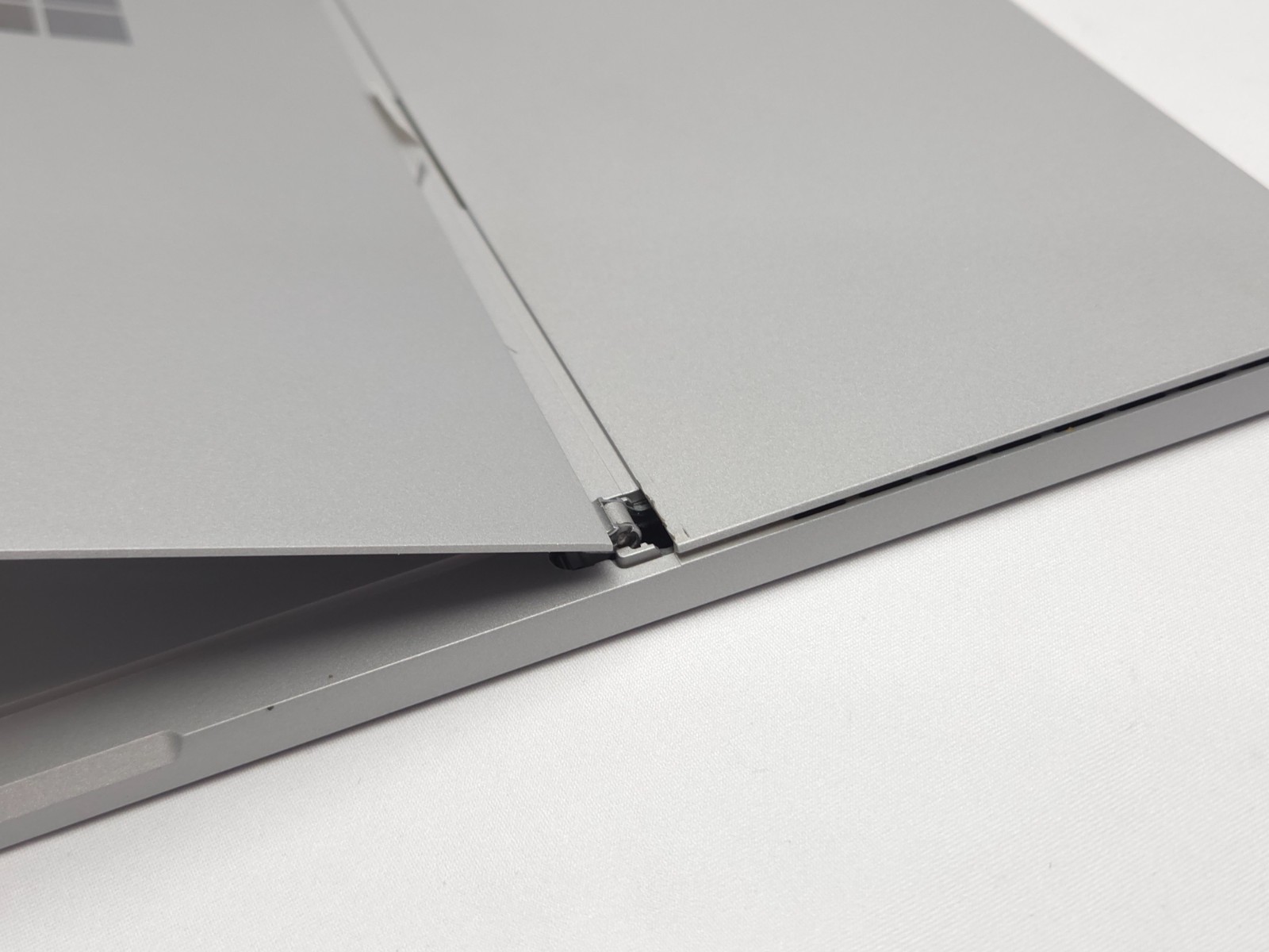 Microsoft Surface Pro (5th Gen) m3-7Y30 4GB RAM 128GB SSD Win 11 Broken Hinge