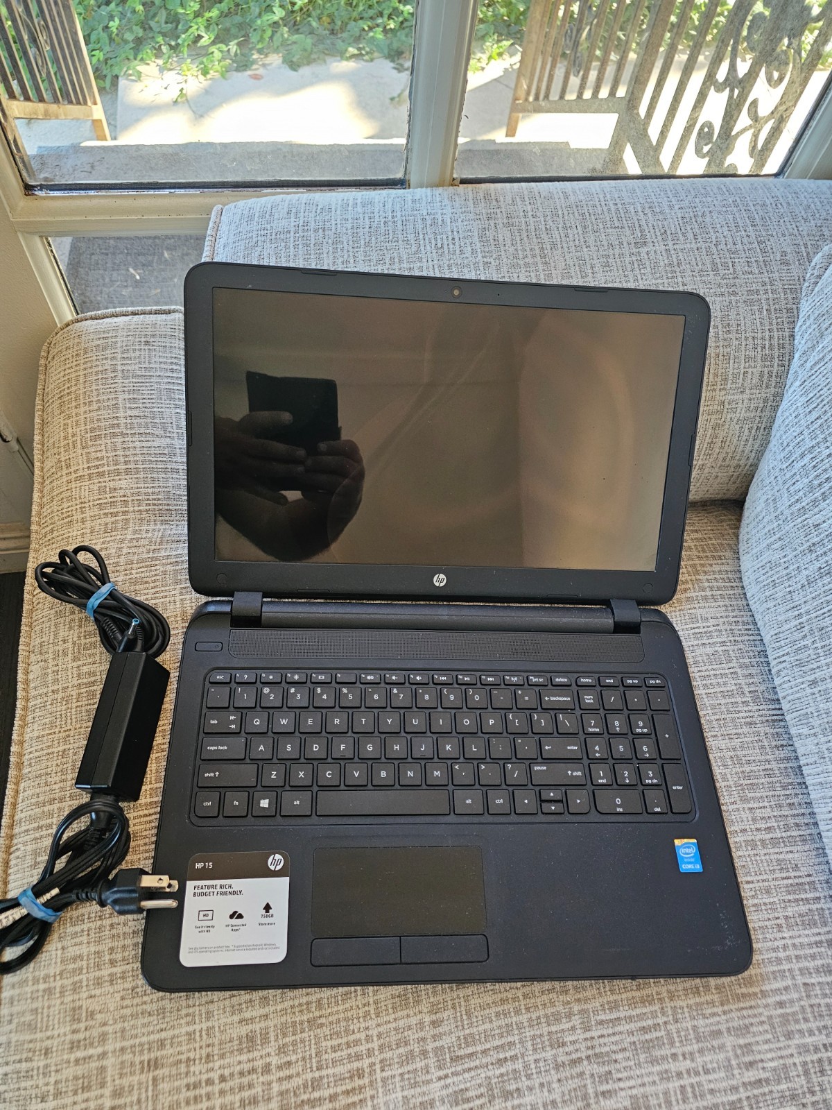 HP 15-f018dx 15.6″ Notebook W/ Charger Powers On, Broken Screen FOR PARTS/REPAIR