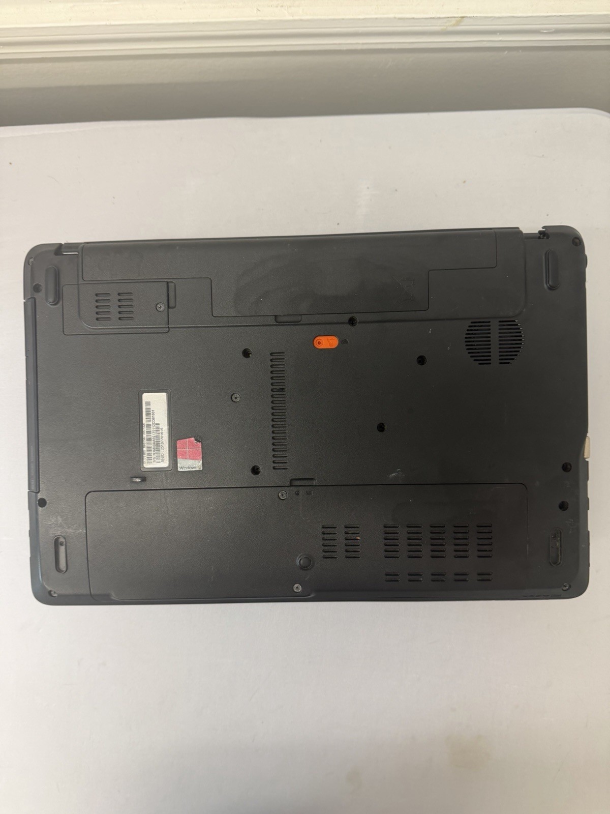 Acer Aspire E1-Q5WPH Laptop – Unknown if Screen is Good- Intel i3- Read Des